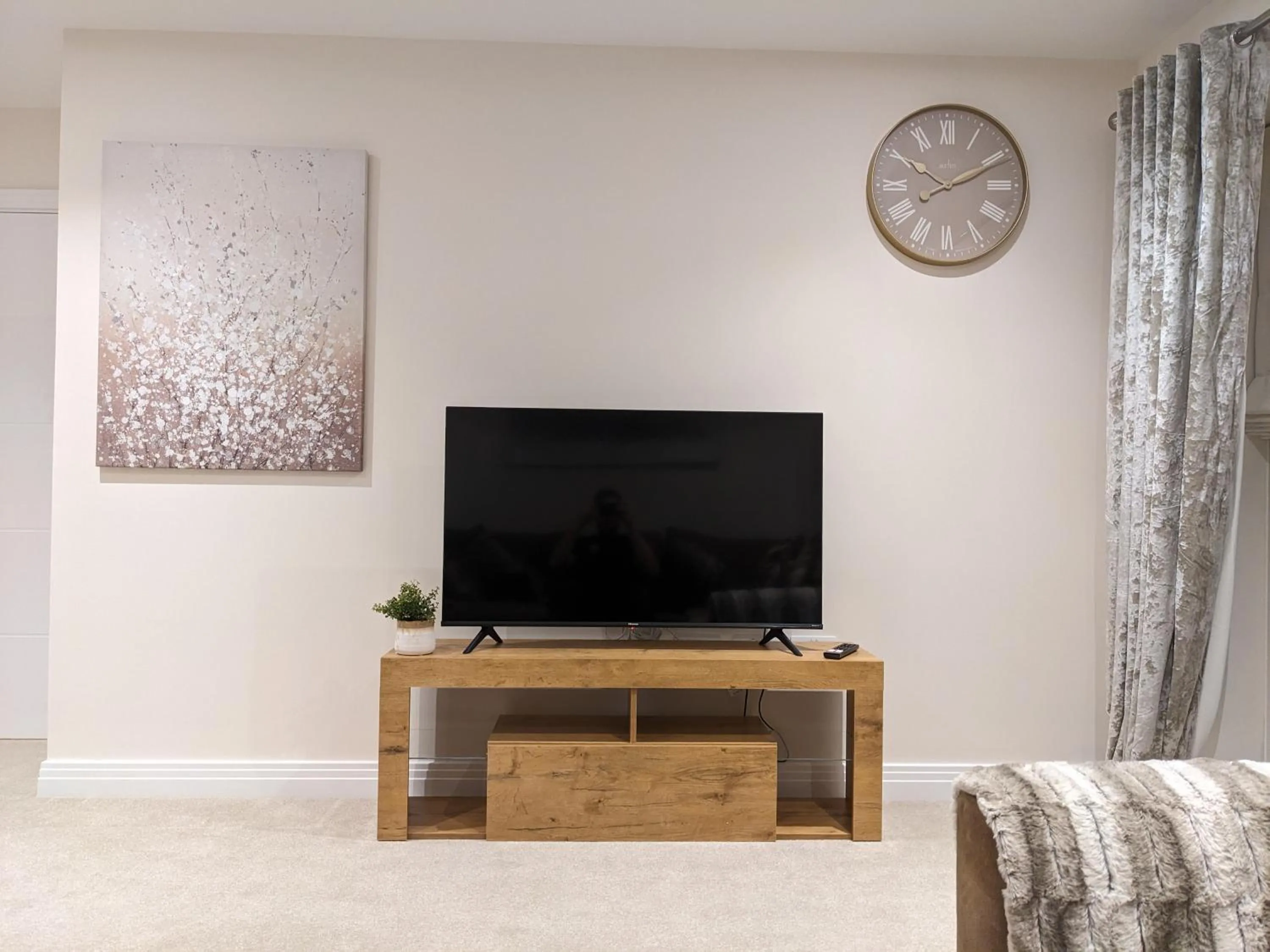 TV and multimedia in Stunning 2-Bed Apartment in Stevenage, Sleeps 5 with free Private Parking
