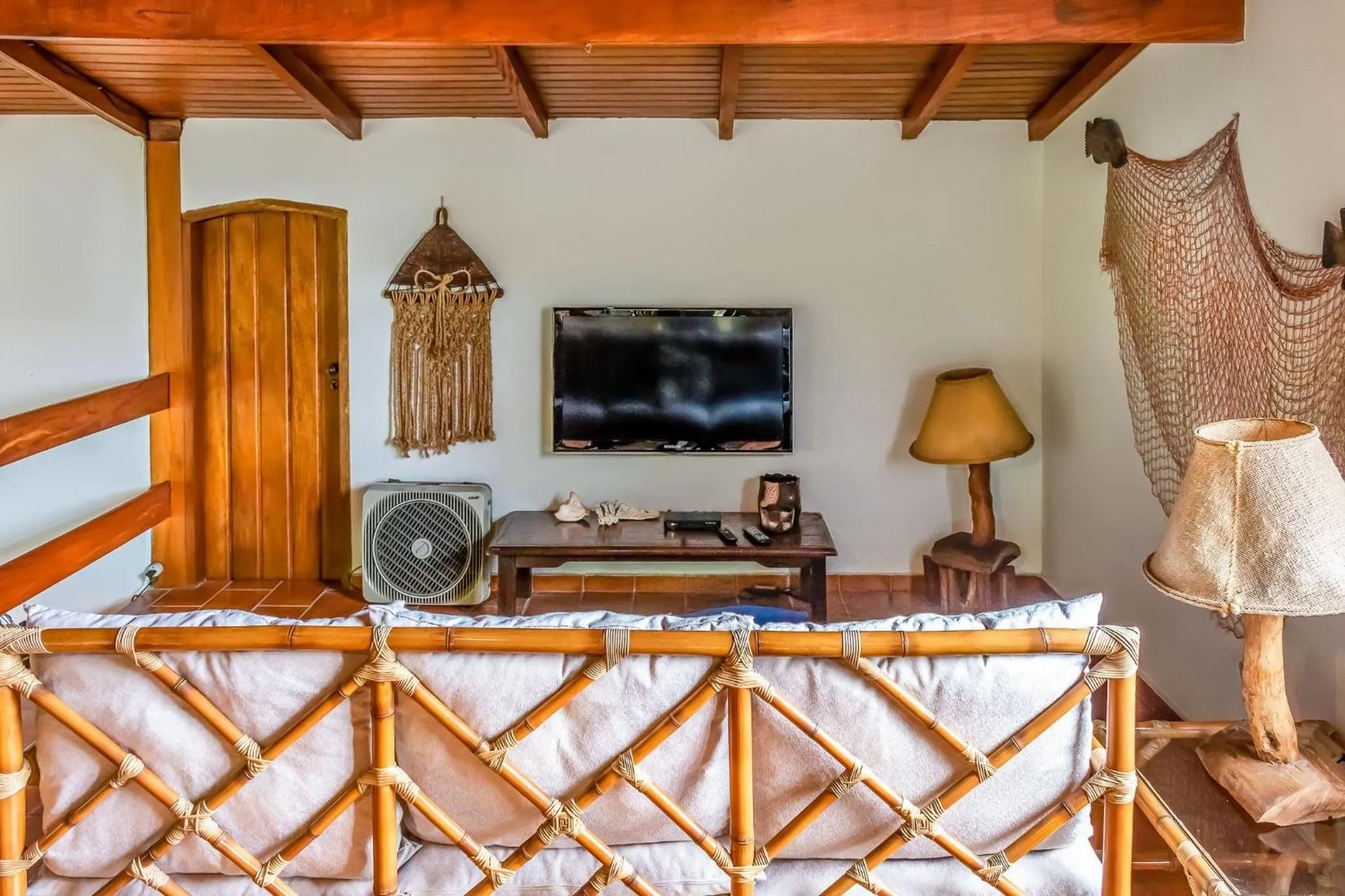 Communal lounge/ TV room, Bed in Casa com jardim e churrasqueira perto da praia