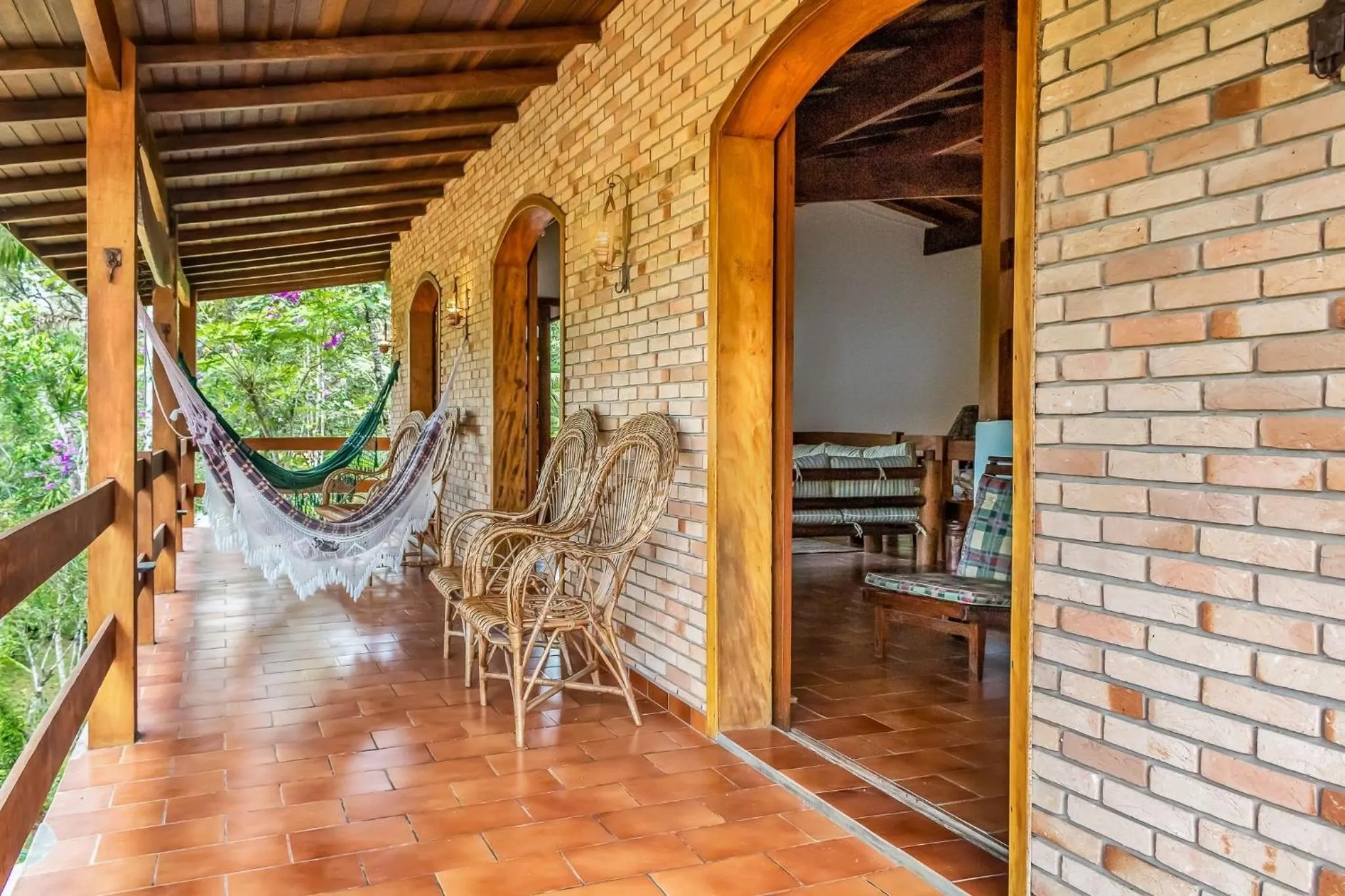 Balcony/Terrace in Casa com jardim e churrasqueira perto da praia