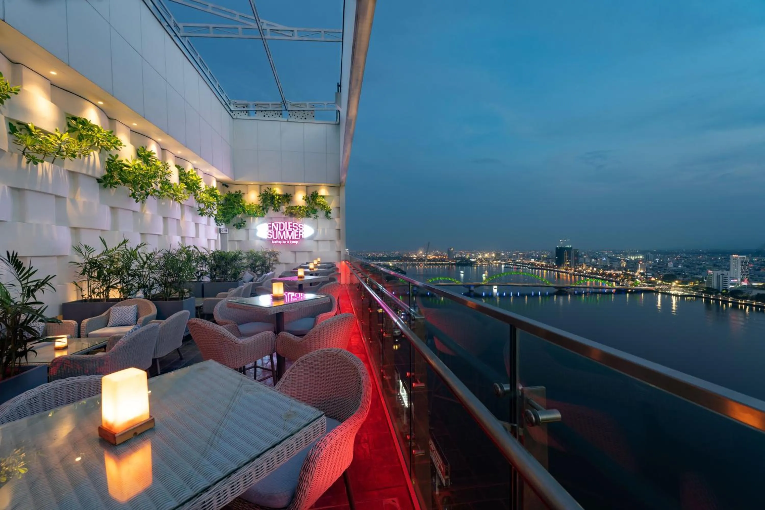 Restaurant/places to eat in Wink Icon Hotel Danang Riverside - 24hrs Stay & Rooftop Pool Bar