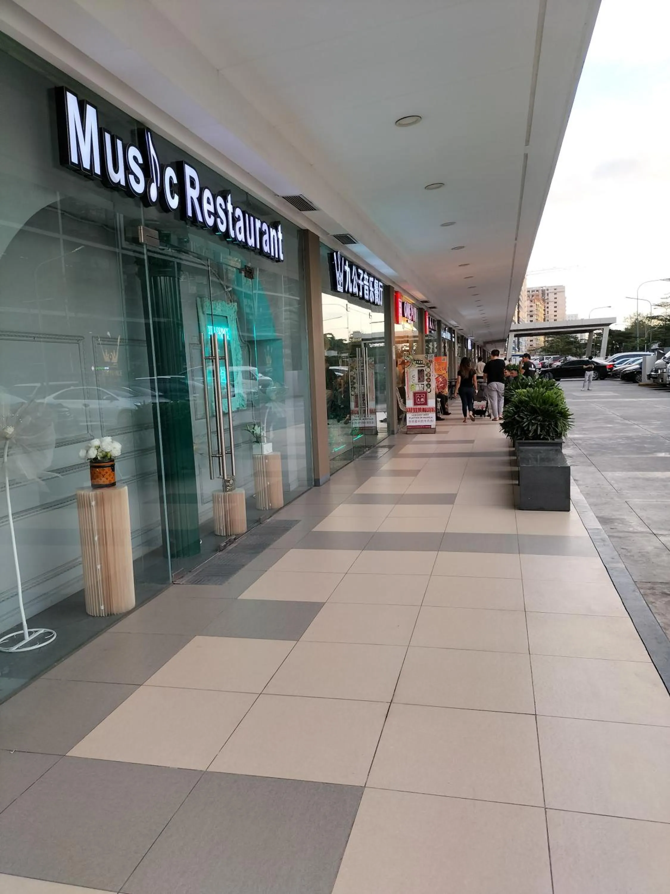 Restaurant/places to eat in Cozy22 1BR at Shore2 Tower2