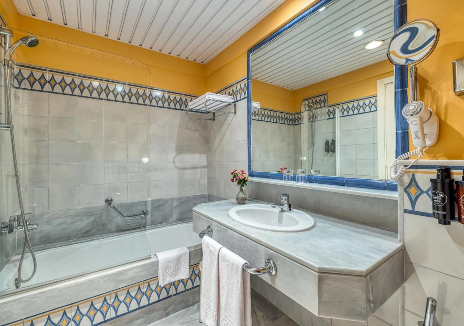 Bathroom in AZZ Guadacorte Campo de Gibraltar