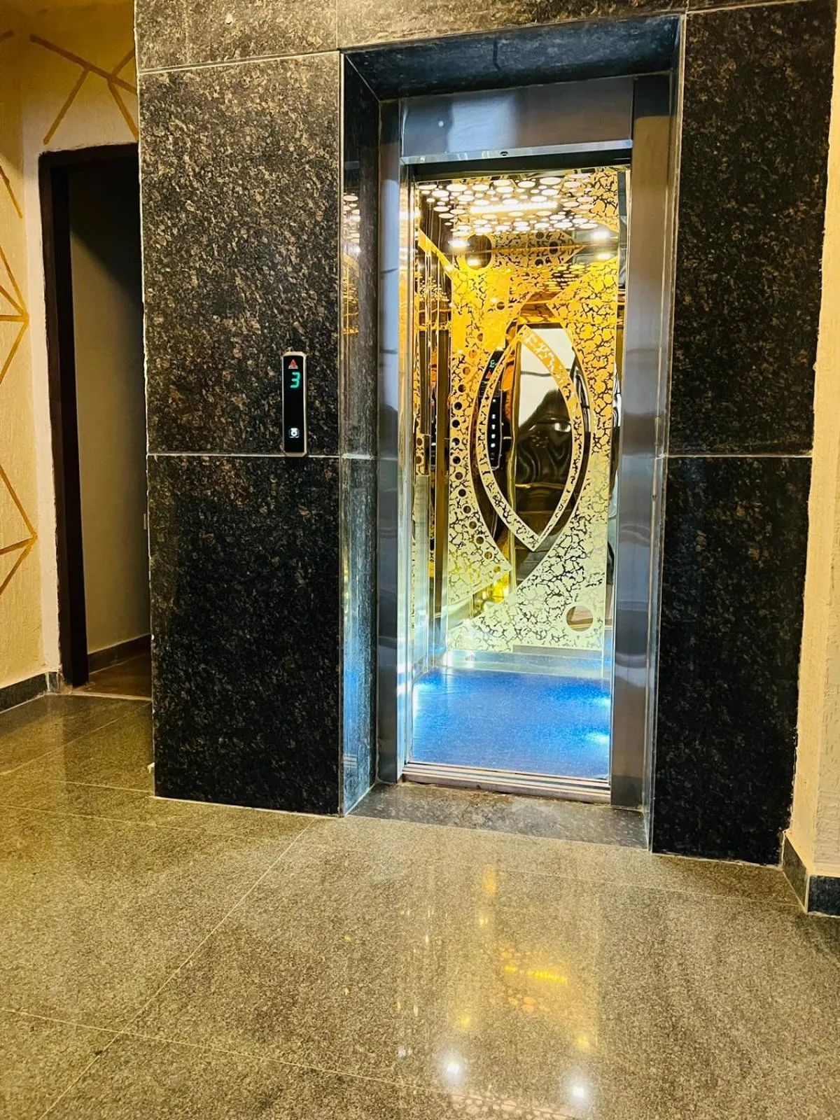 elevator in Hotel RIVERB