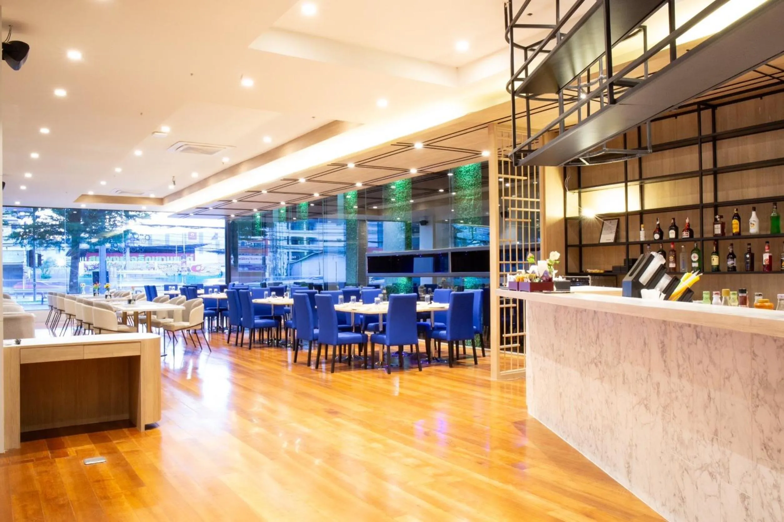 Restaurant/places to eat in Le Srivaree Suvarnabhumi Airport Hotel