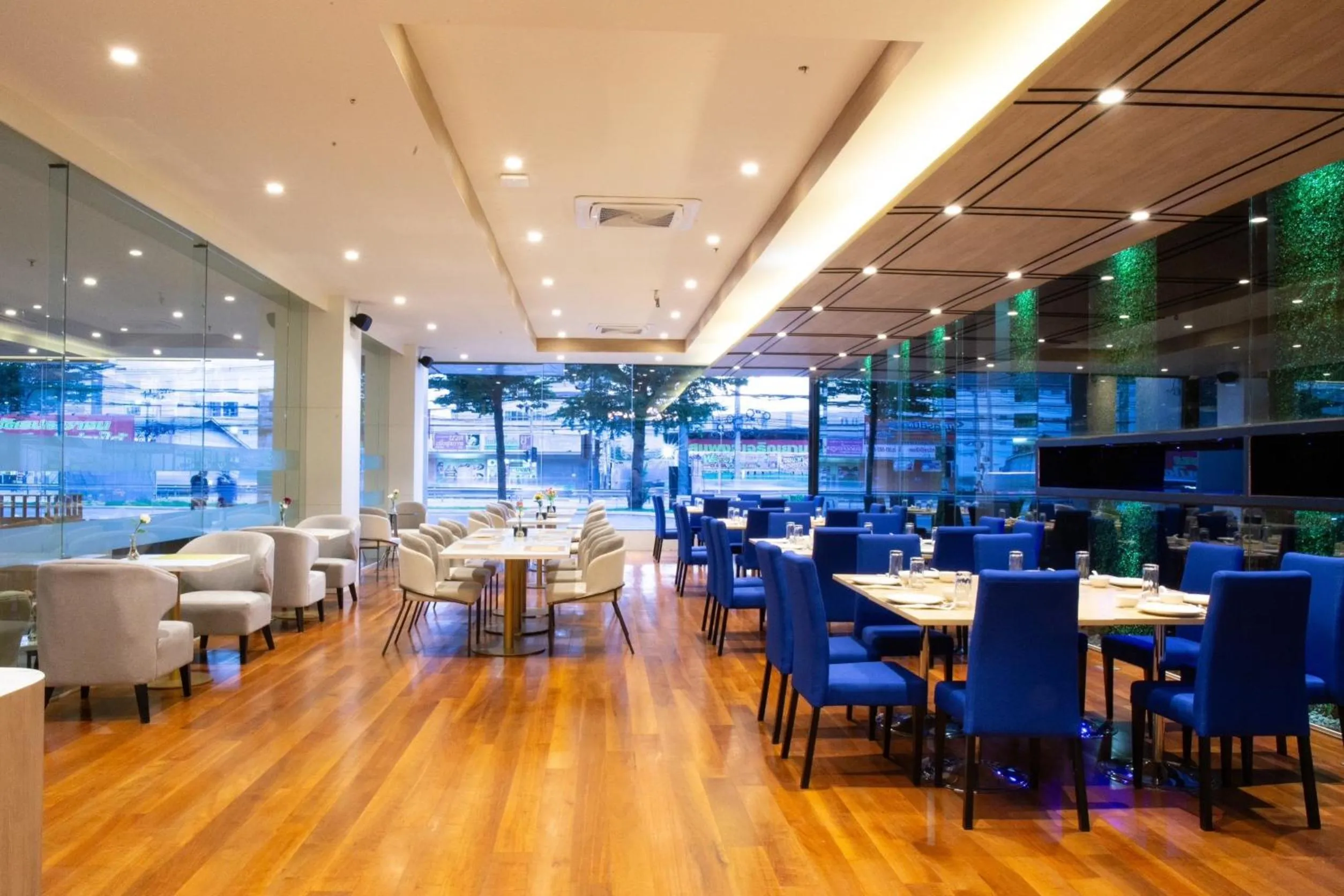 Restaurant/places to eat in Le Srivaree Suvarnabhumi Airport Hotel