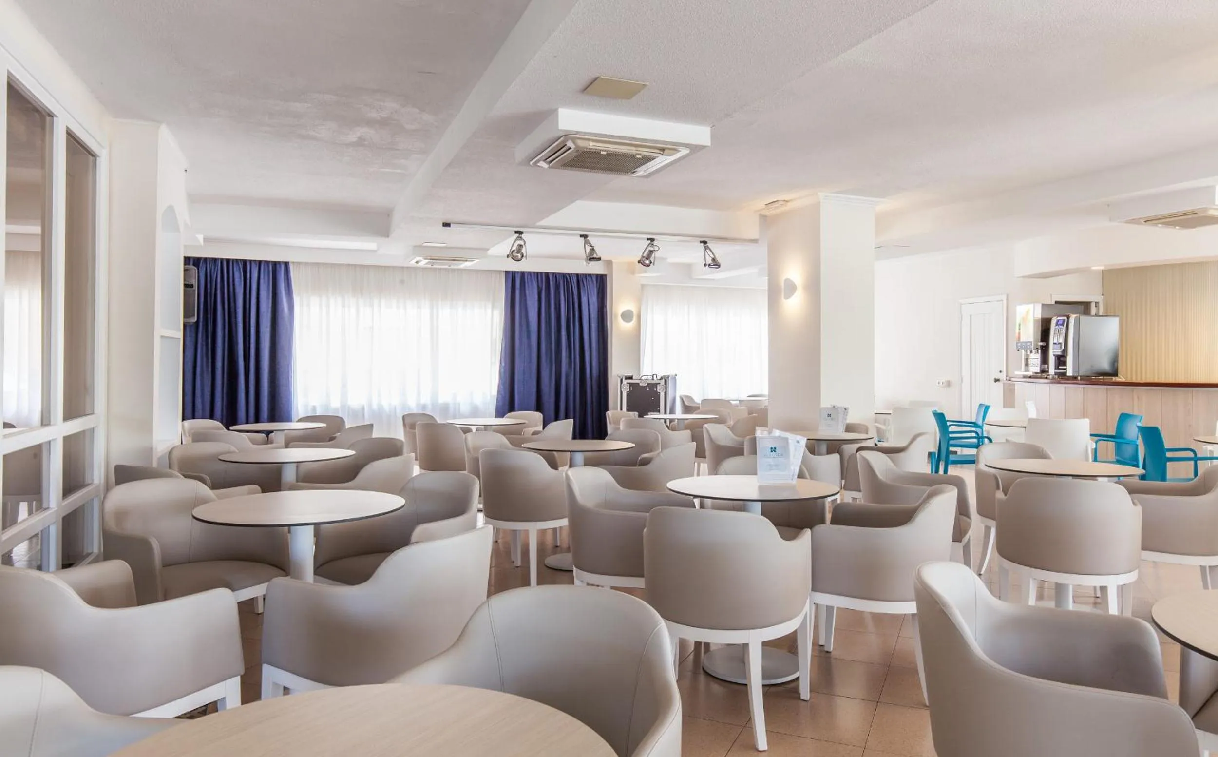 Lounge or bar in BLUESEA Costa Verde