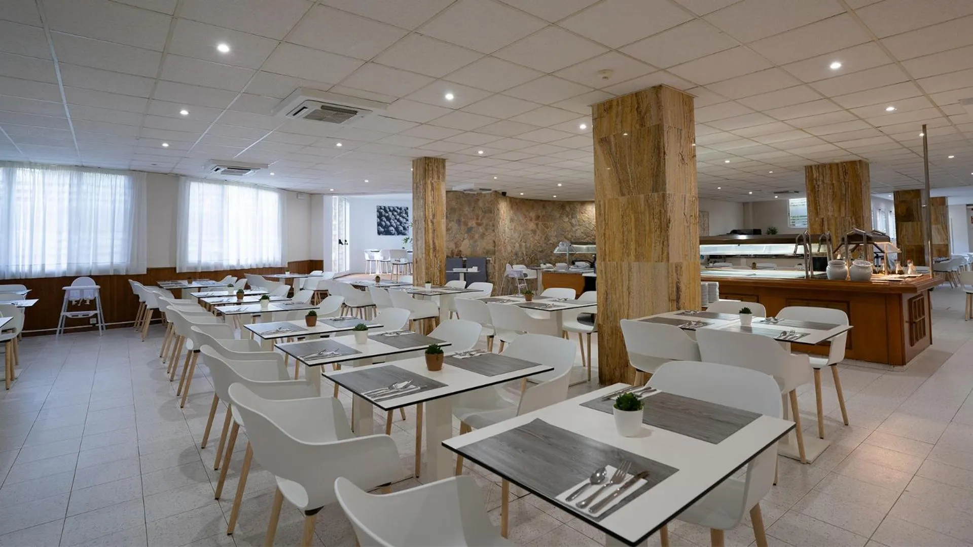 Dining area in BLUESEA Costa Verde