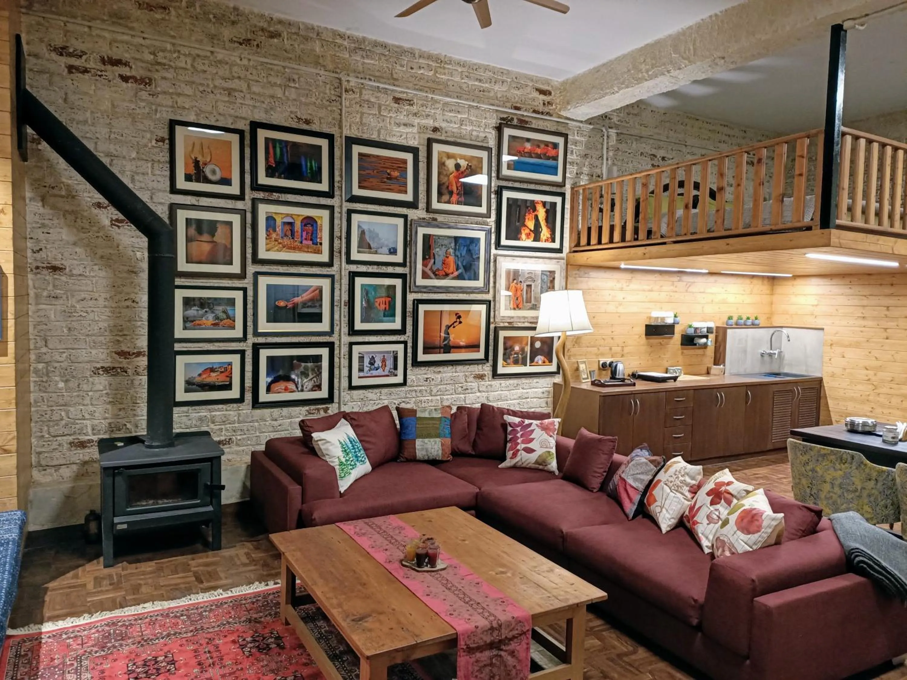 TV and multimedia in SaffronStays Ekam Walnut Suite, Chail