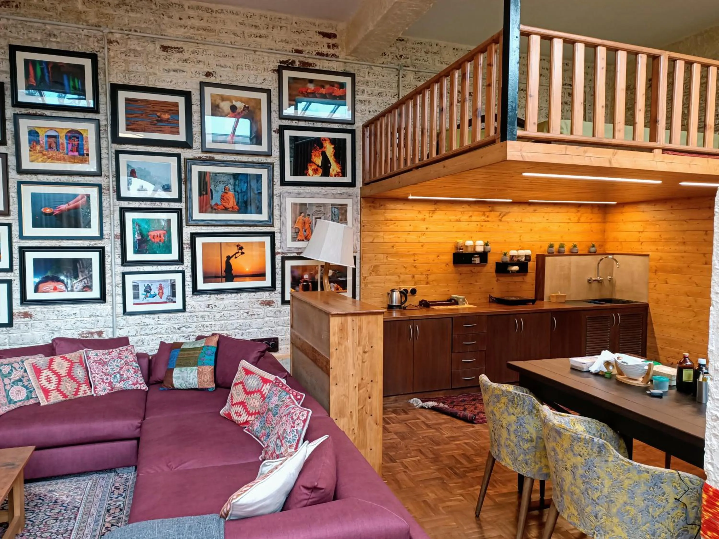 TV and multimedia in SaffronStays Ekam Walnut Suite, Chail