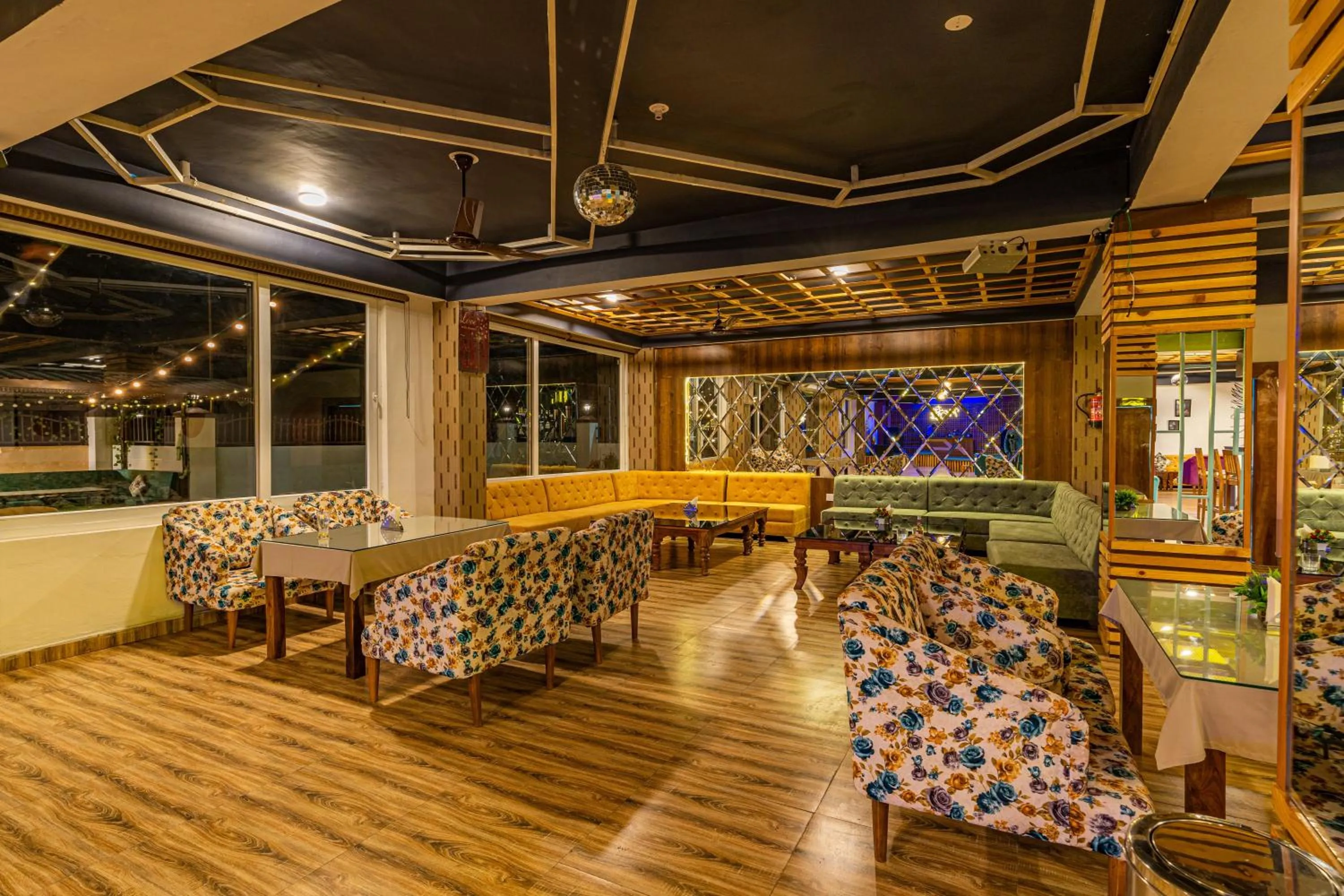 Restaurant/places to eat in Zostel Plus Kareri