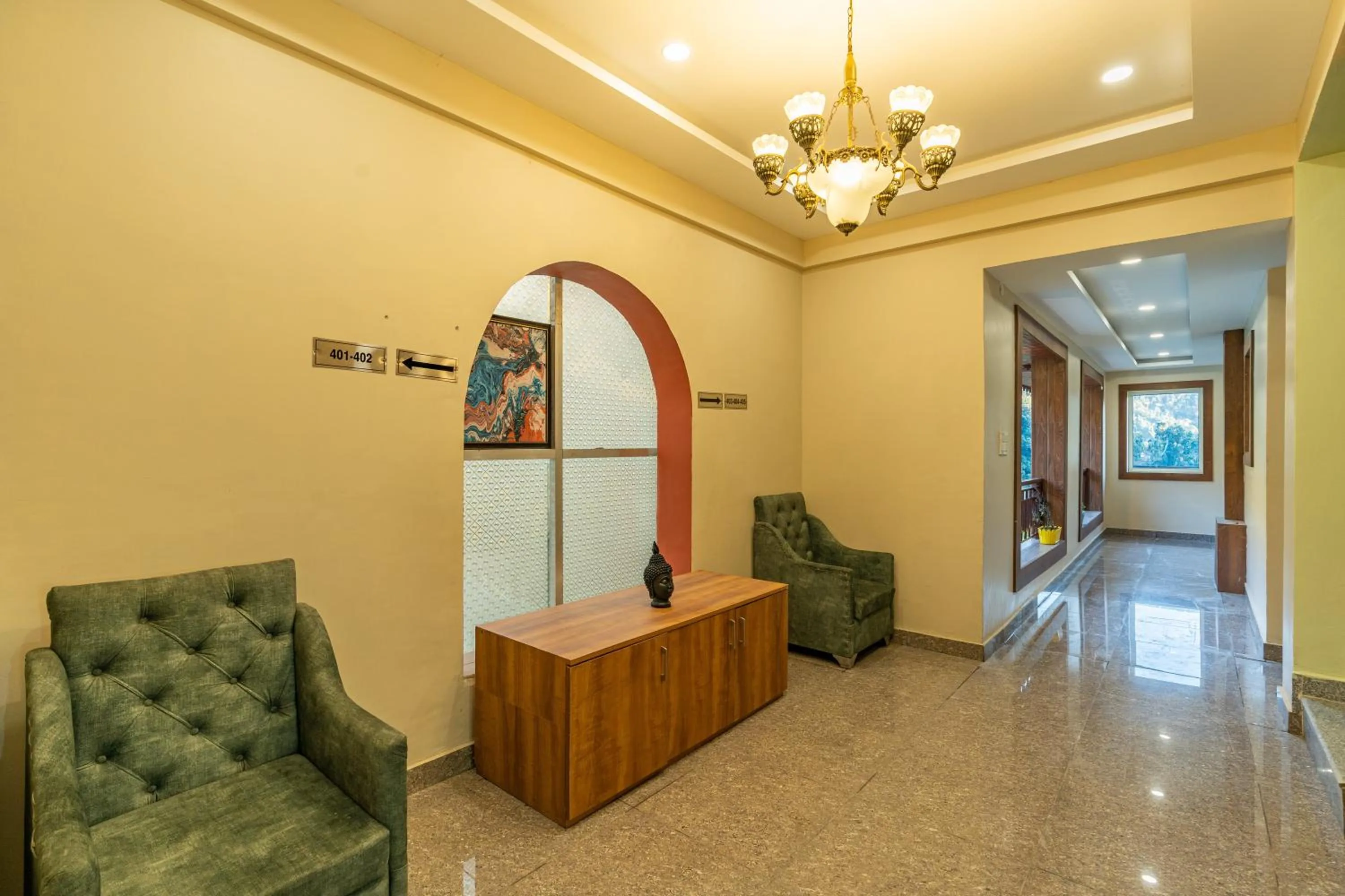 Communal lounge/ TV room in Zostel Plus Kareri