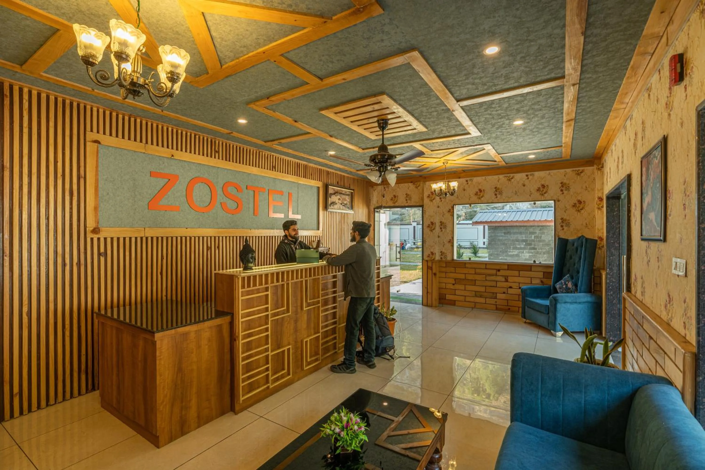 Communal lounge/ TV room in Zostel Plus Kareri