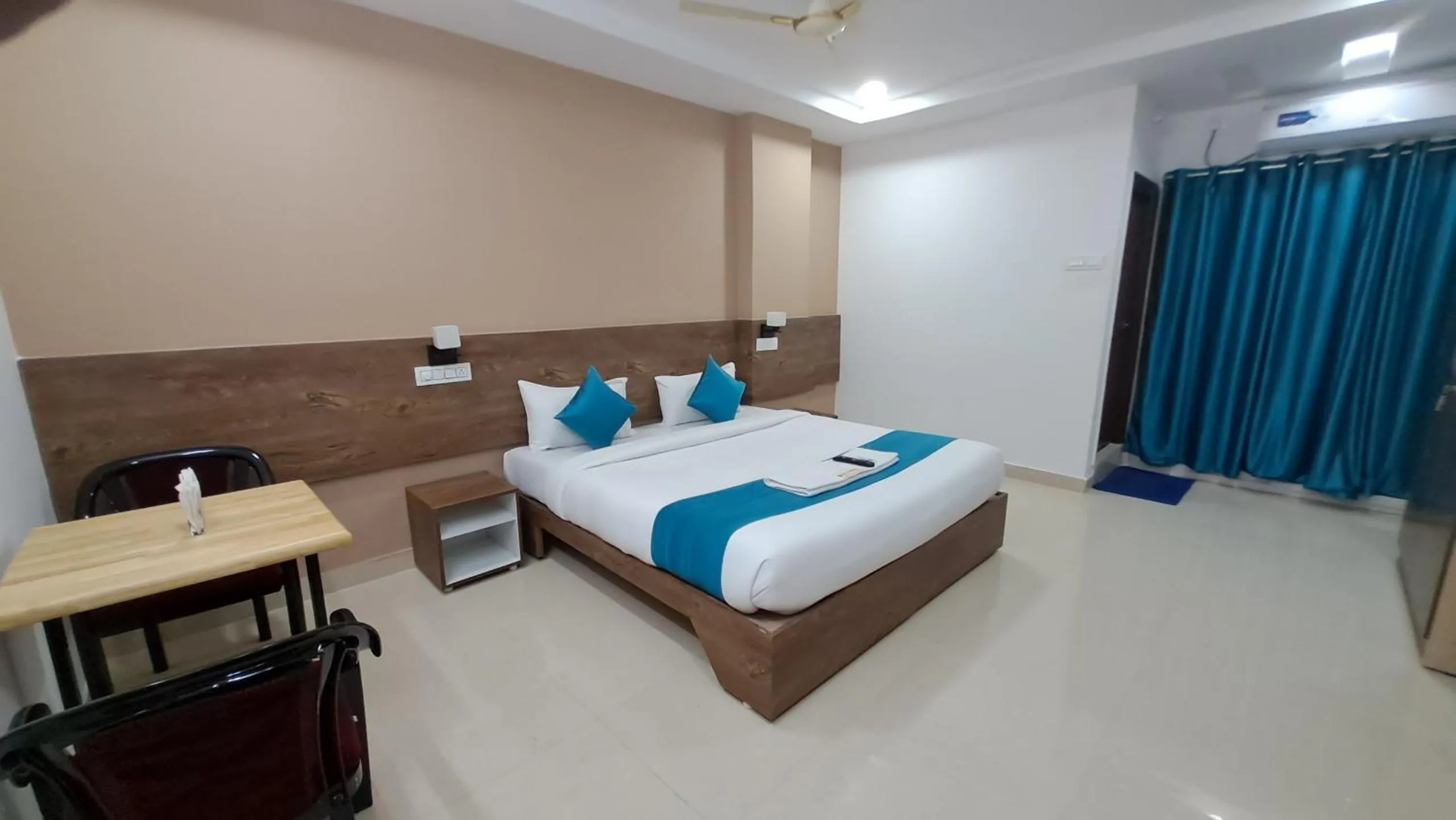 Bedroom, Bed in The Balcony Hotel