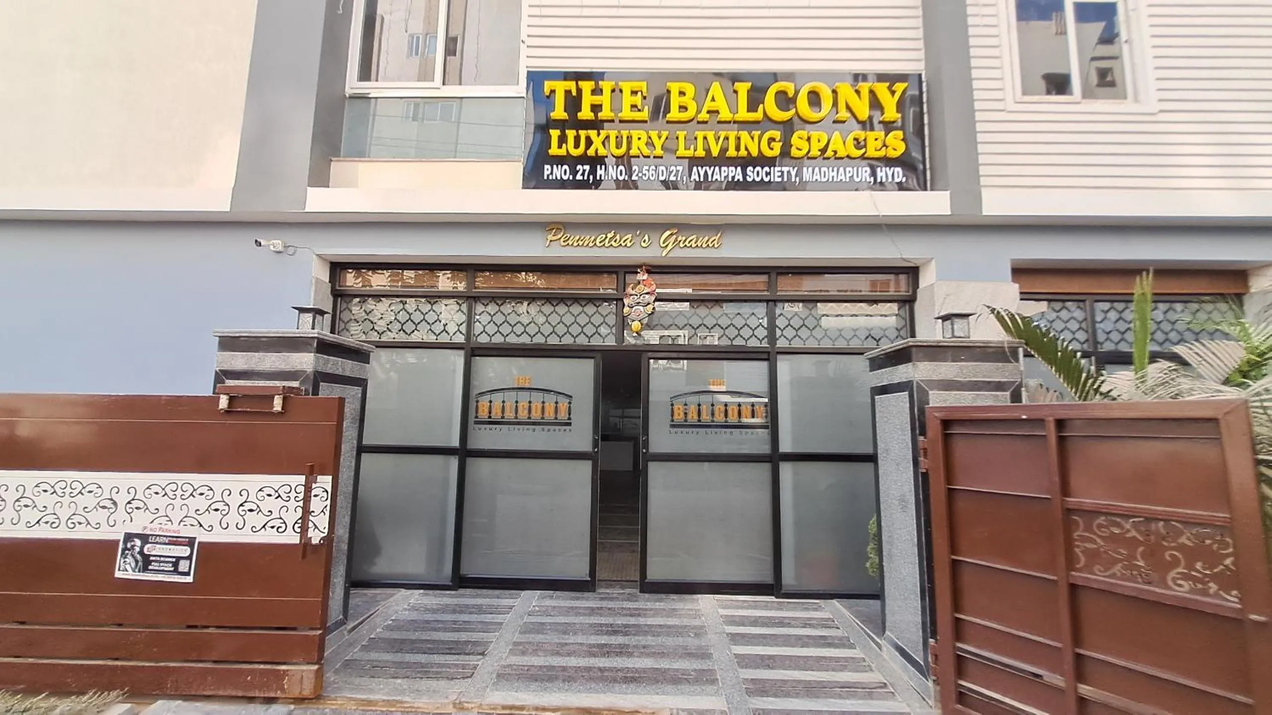 Facade/entrance in The Balcony Hotel