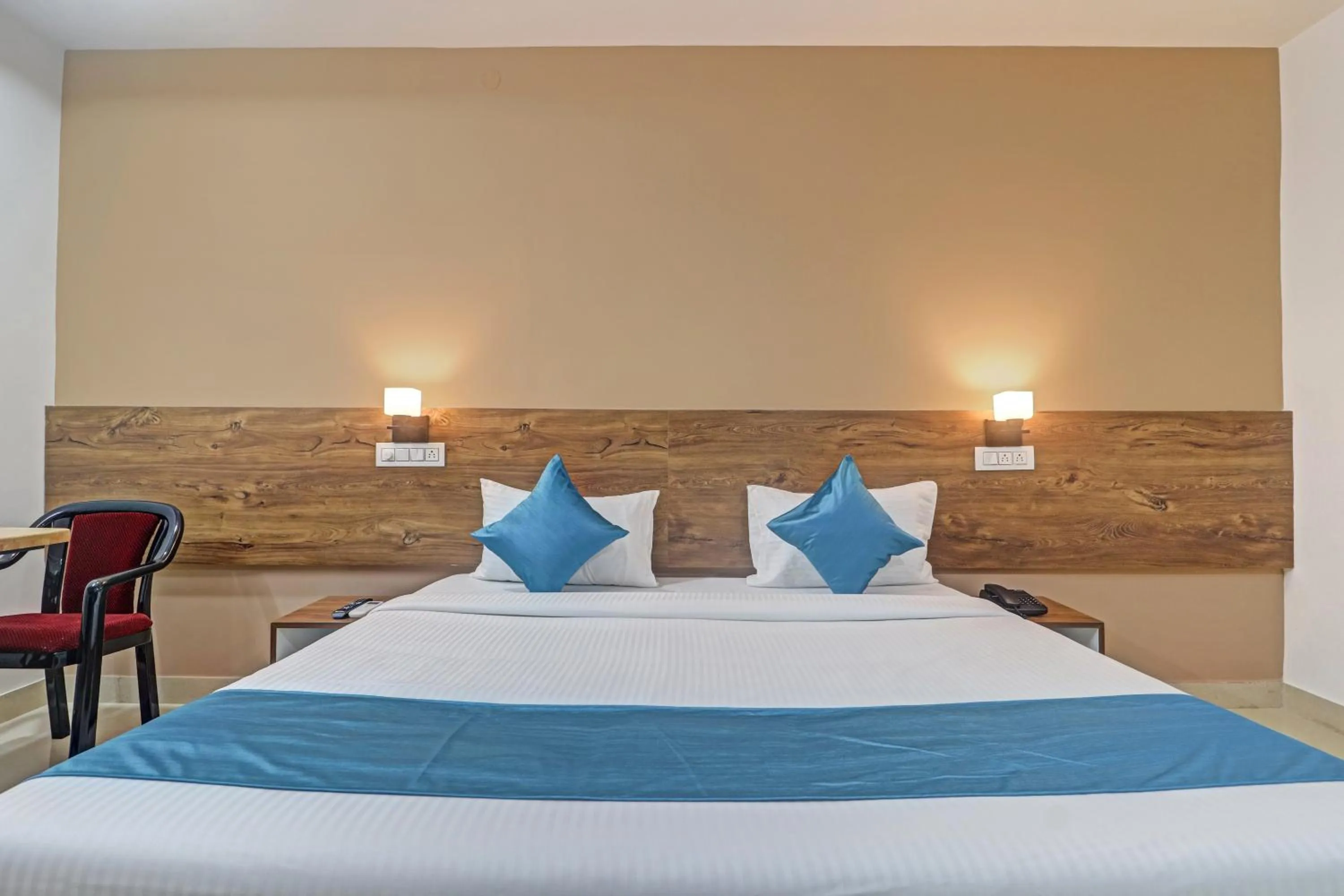 Photo of the whole room, Bed in The Balcony Hotel