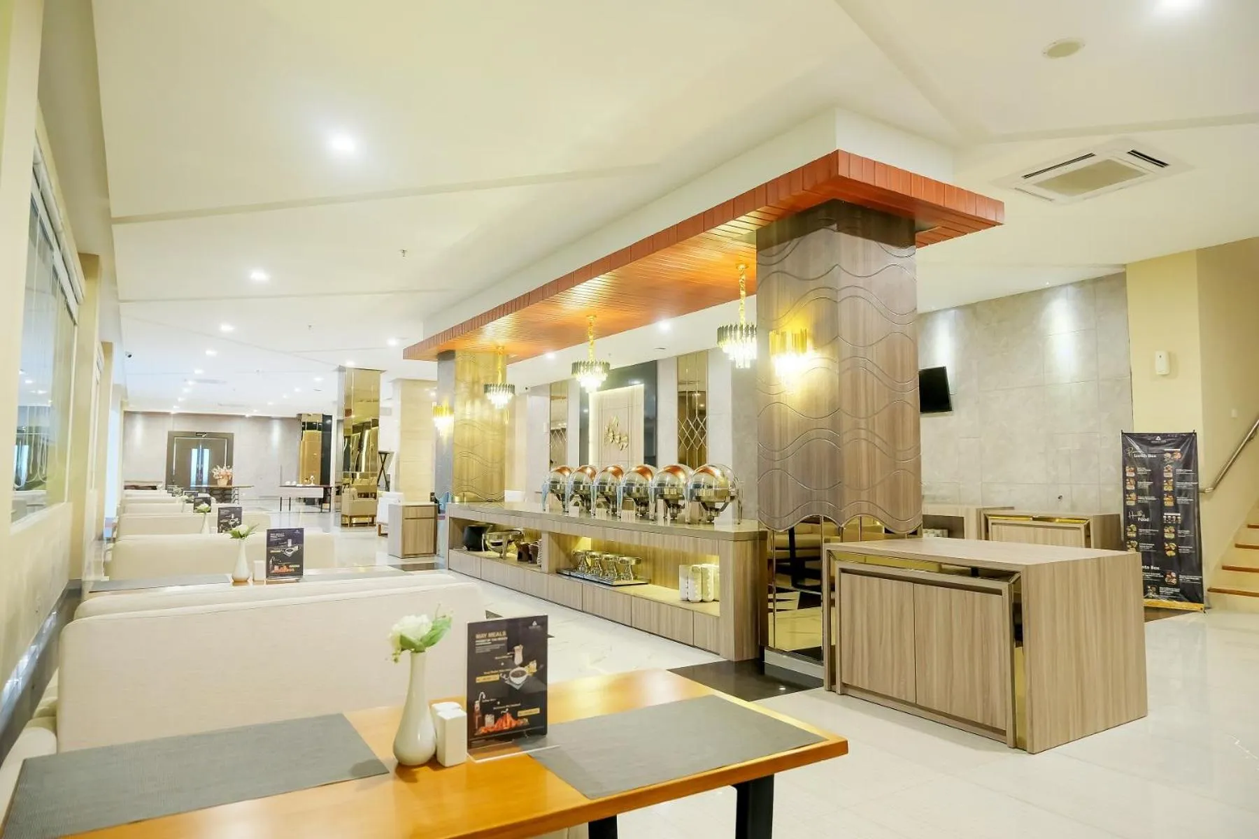 Restaurant/places to eat in Azana Asia Hotel Cilacap