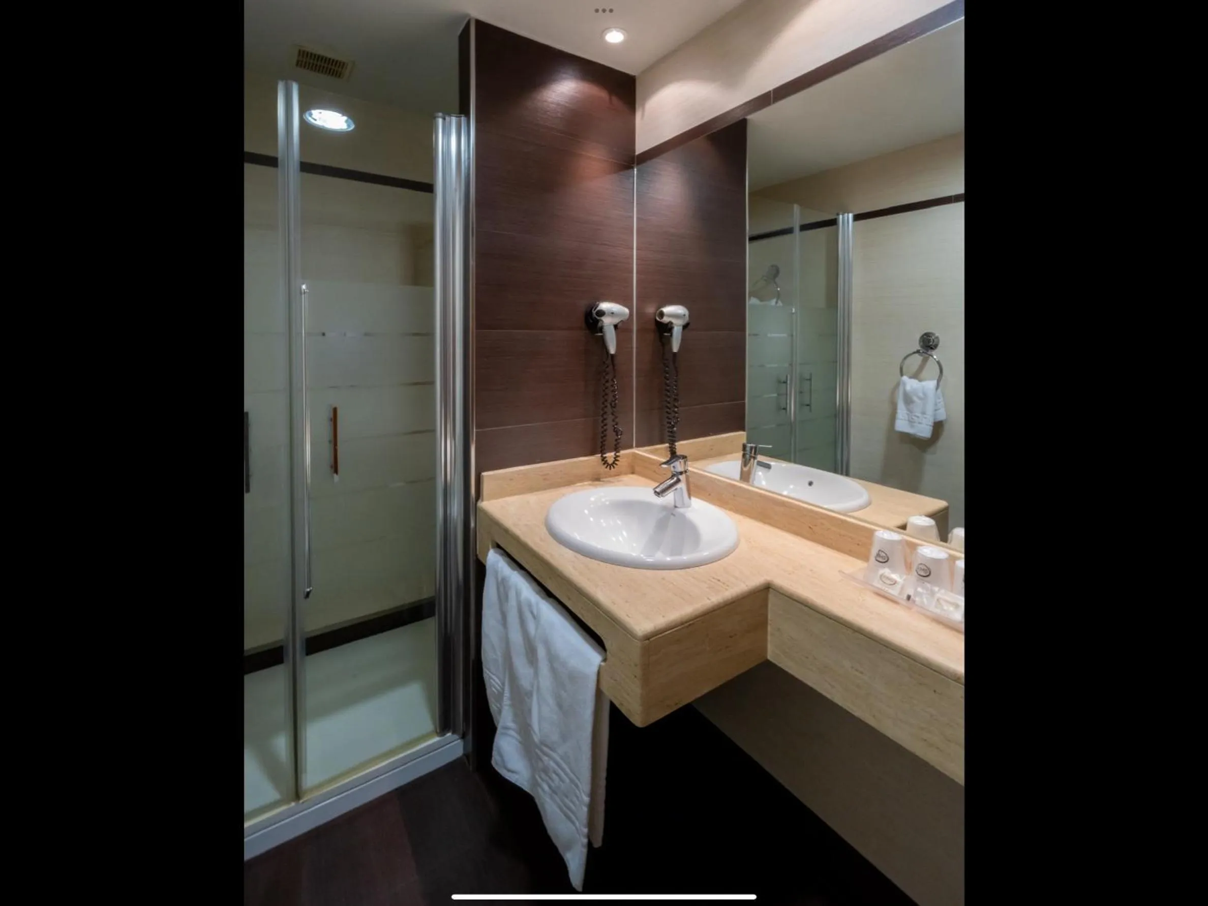 Shower in Hotel Mozárbez Salamanca