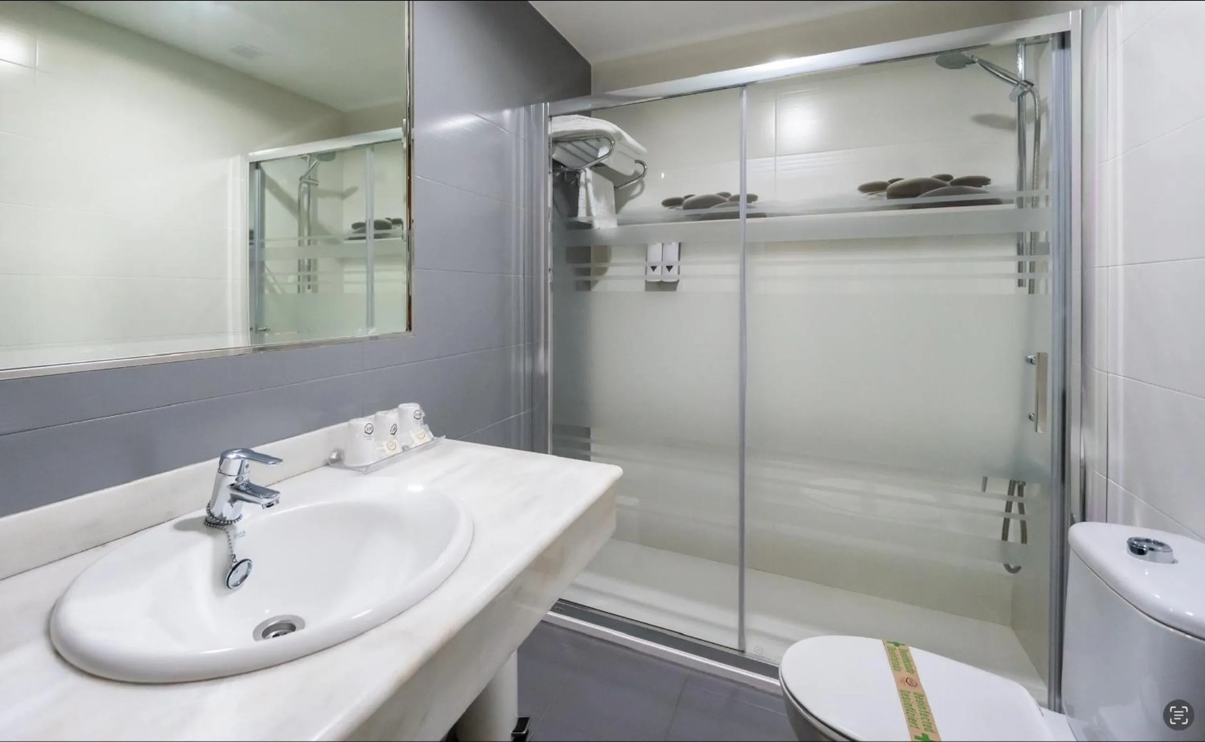 Shower in Hotel Mozárbez Salamanca