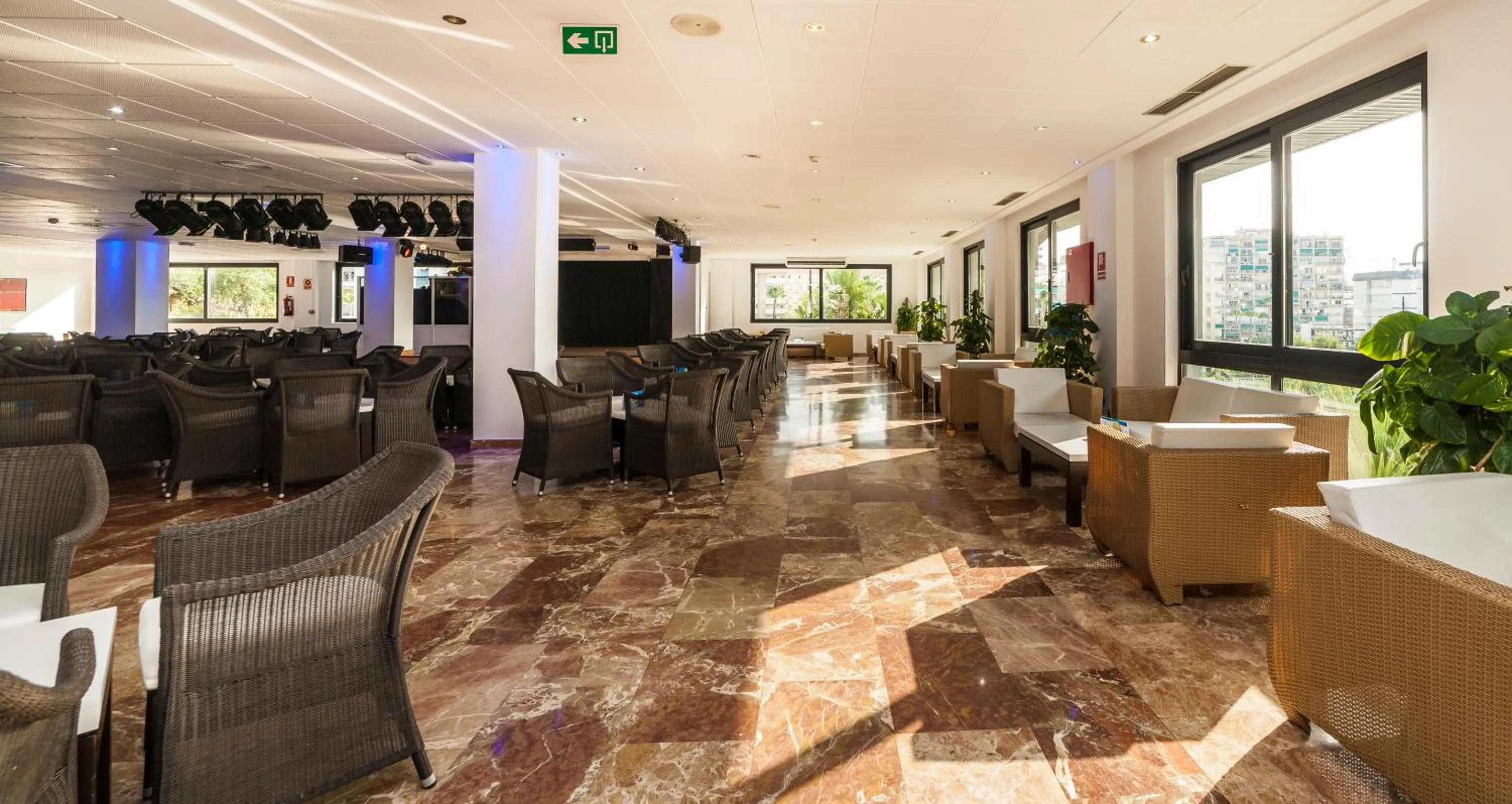 Entertainment in Globales Los Patos Park