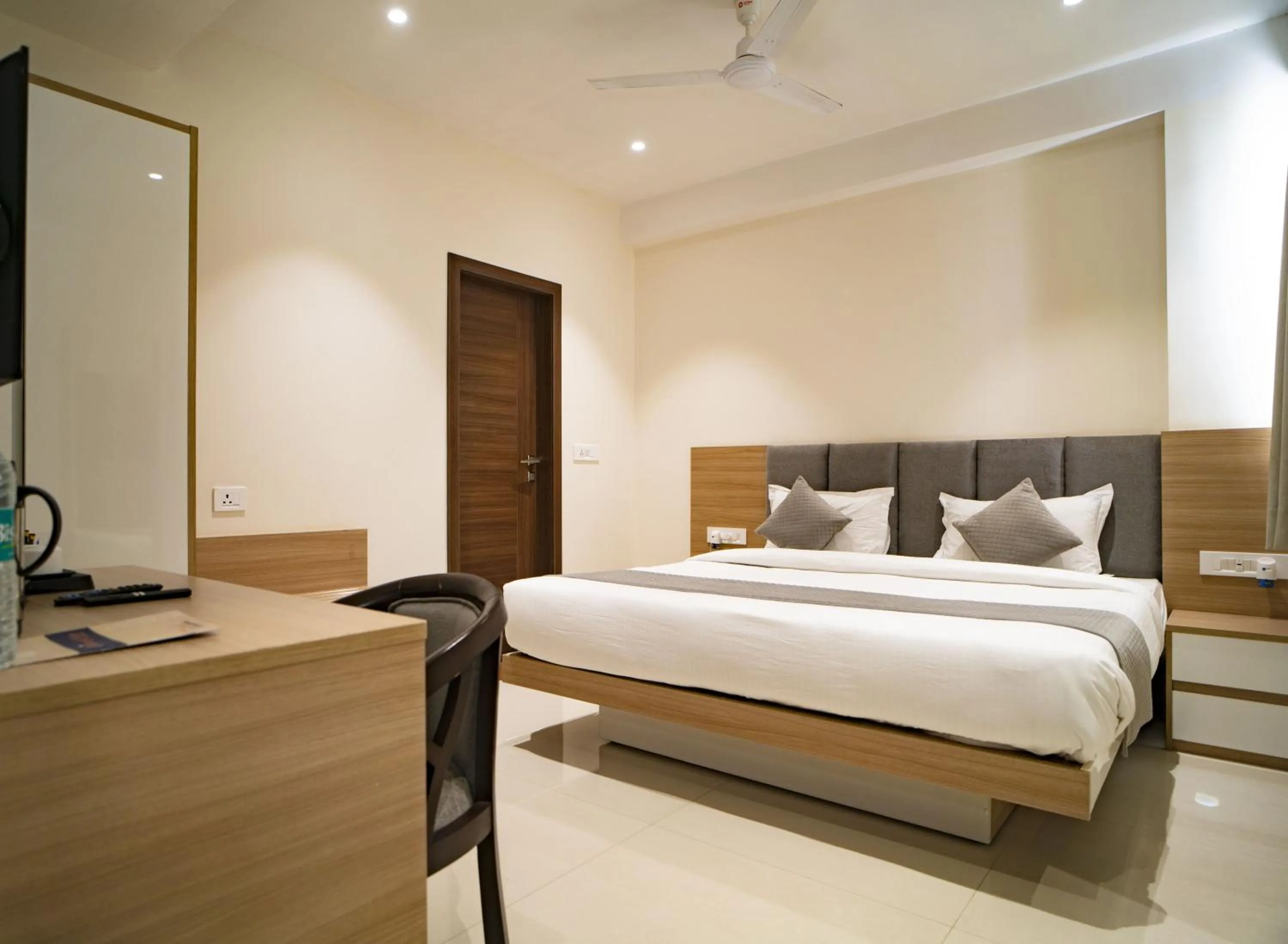 Living room, Bed in THE MANGAL VIEW RESIDENCY - A Luxury Boutique Business Hotel