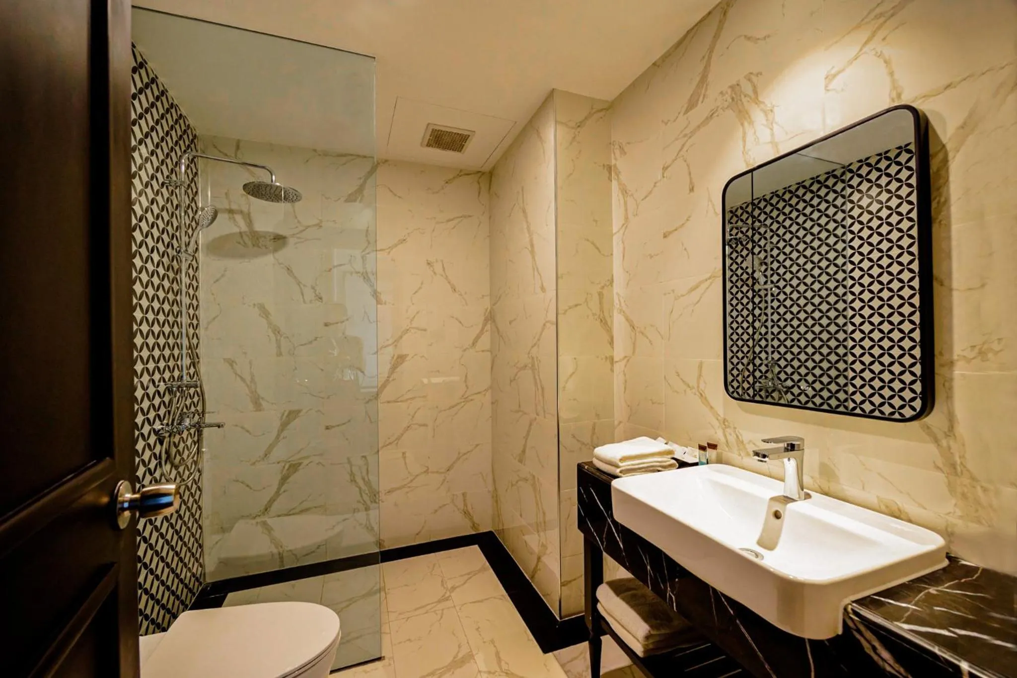 Shower in Dai Nam Boutique Hotel