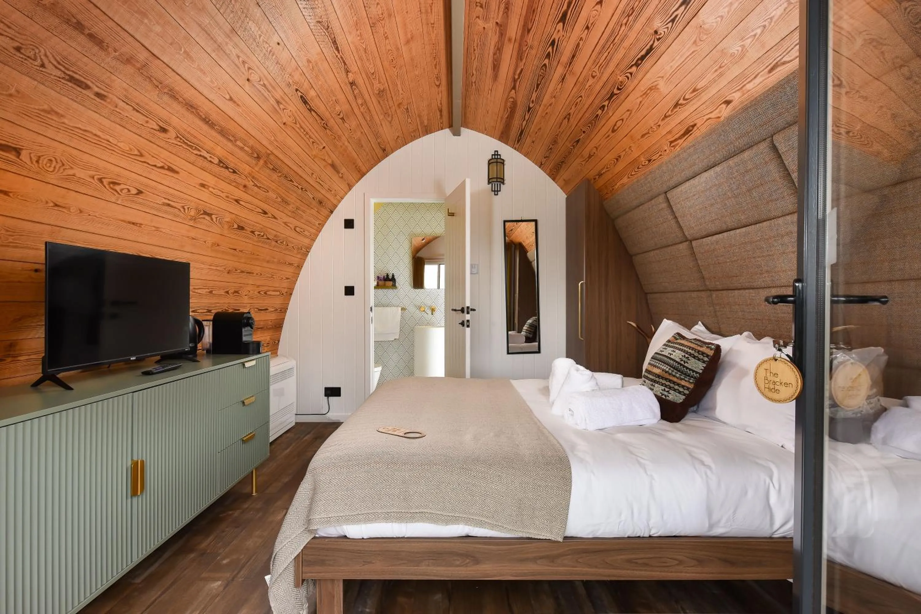 Photo of the whole room, Bed in Bracken Hide Hotel