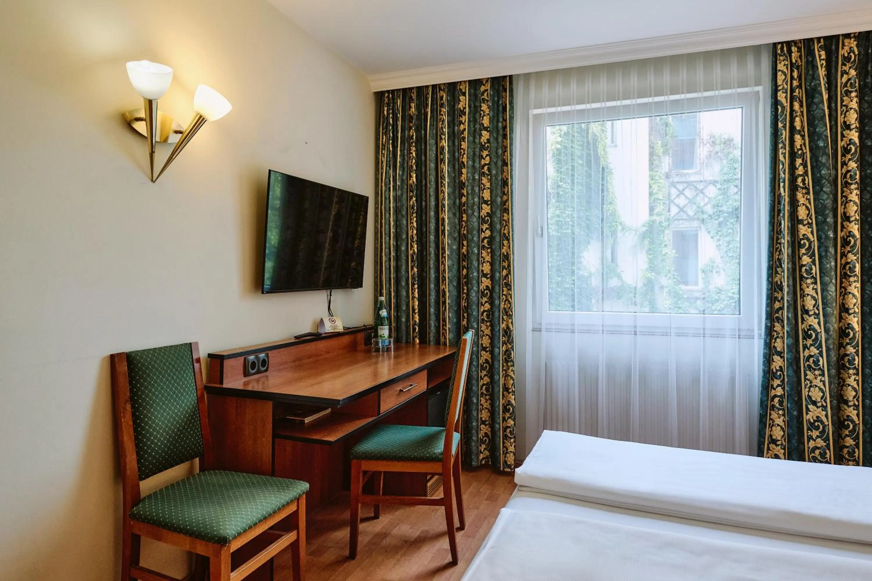 Photo of the whole room, Bed in Hotel Deutschmeister