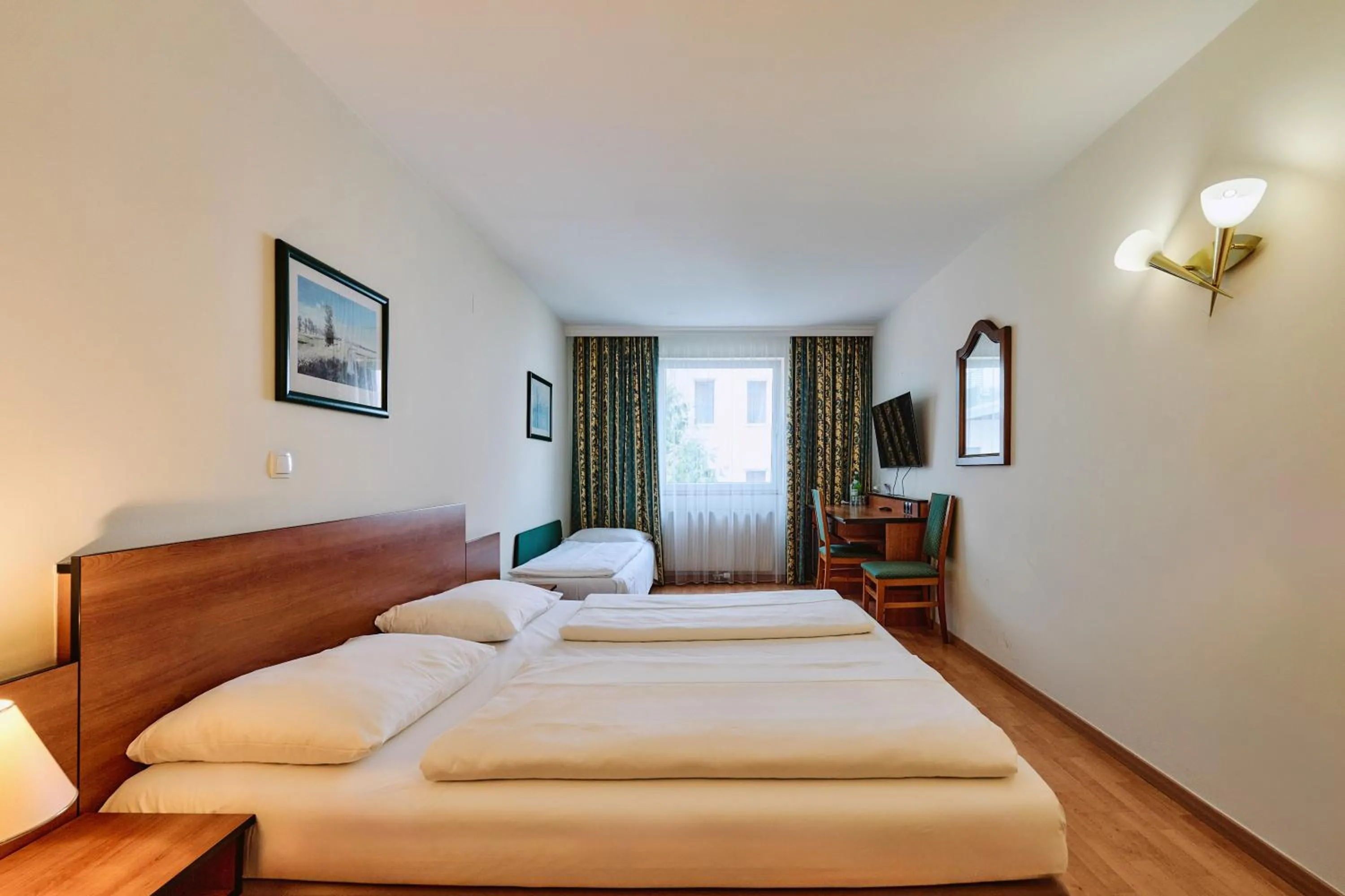 Photo of the whole room, Bed in Hotel Deutschmeister