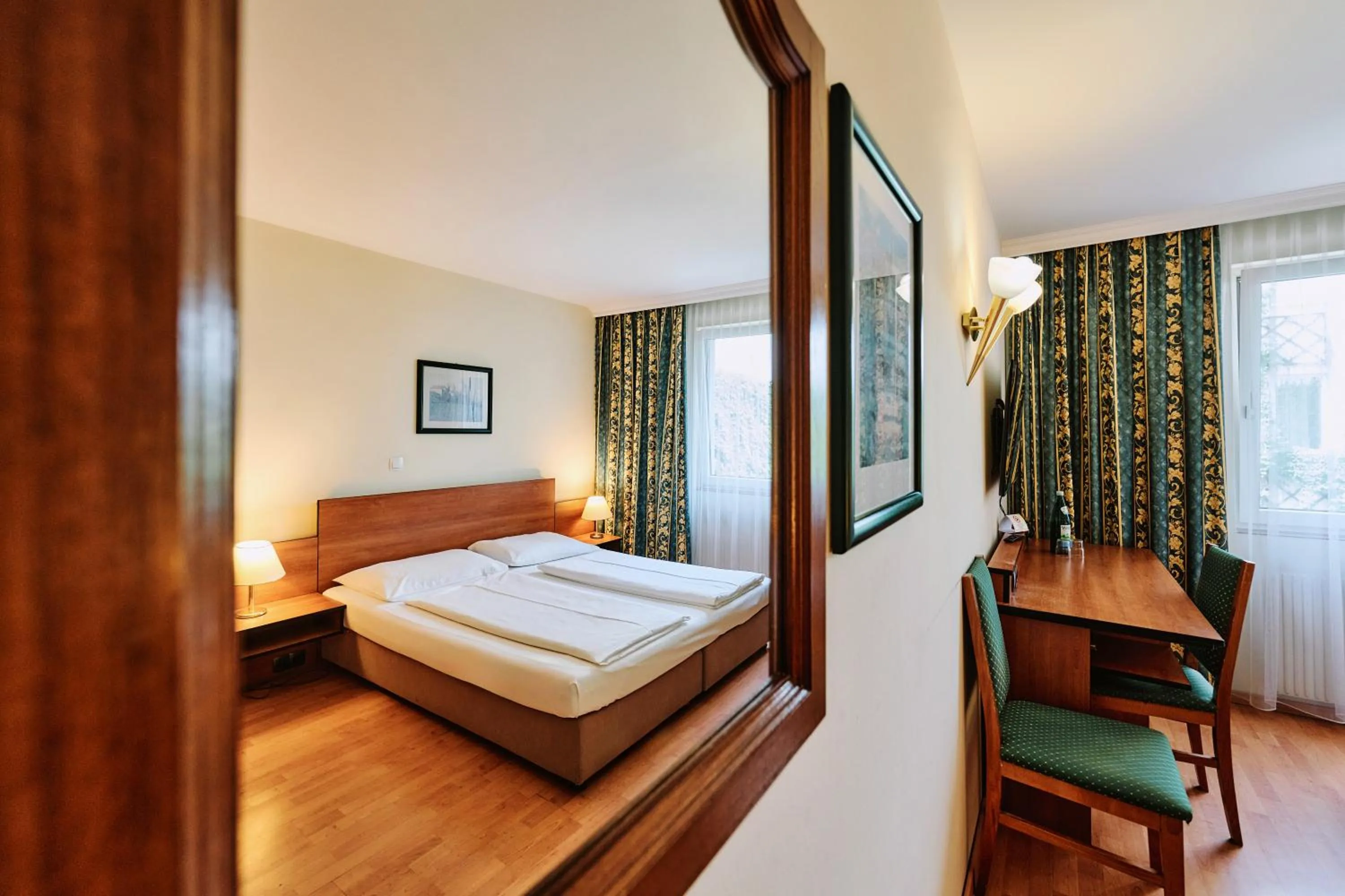 Photo of the whole room, Bed in Hotel Deutschmeister