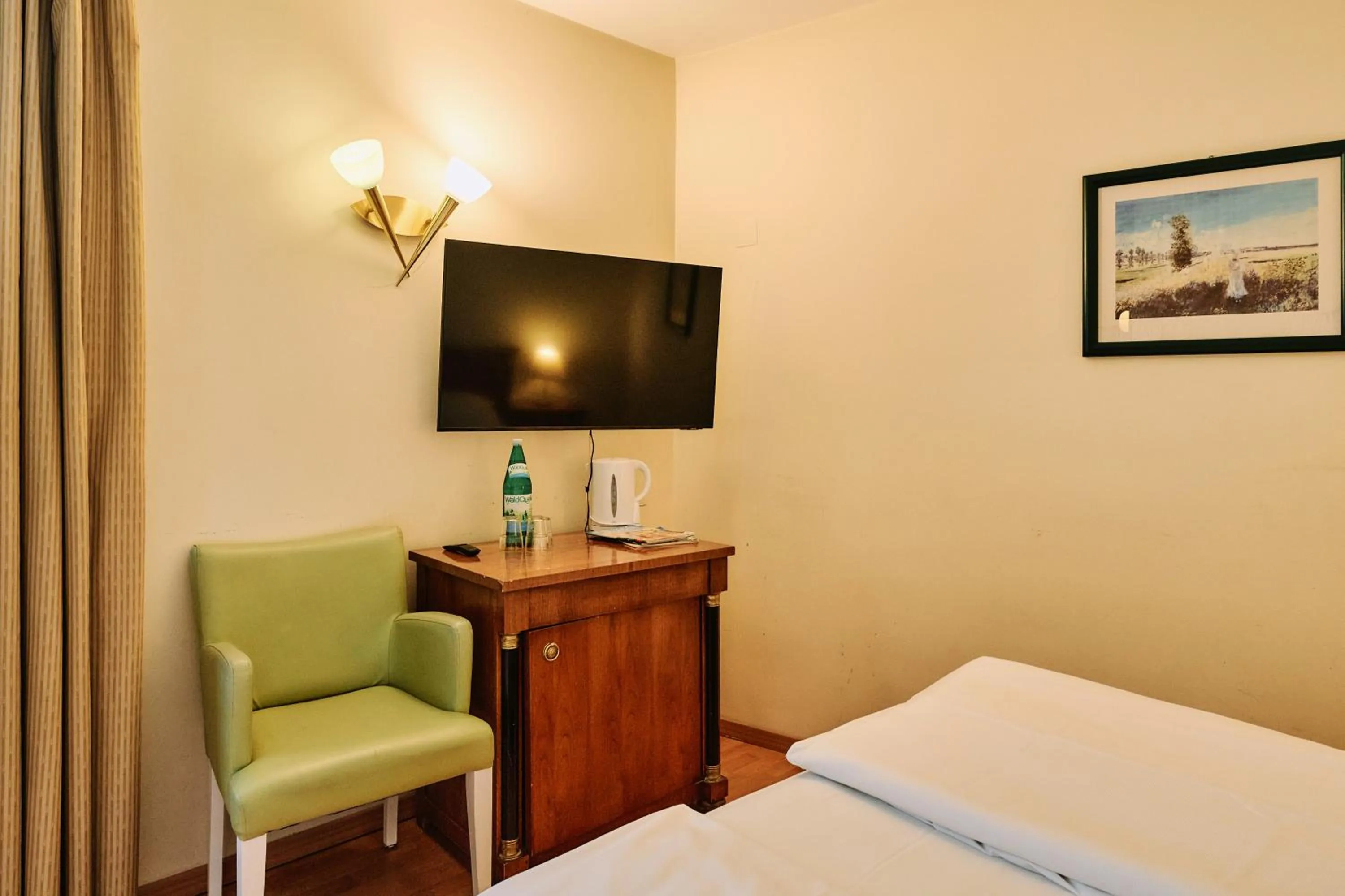 Photo of the whole room, Bed in Hotel Deutschmeister