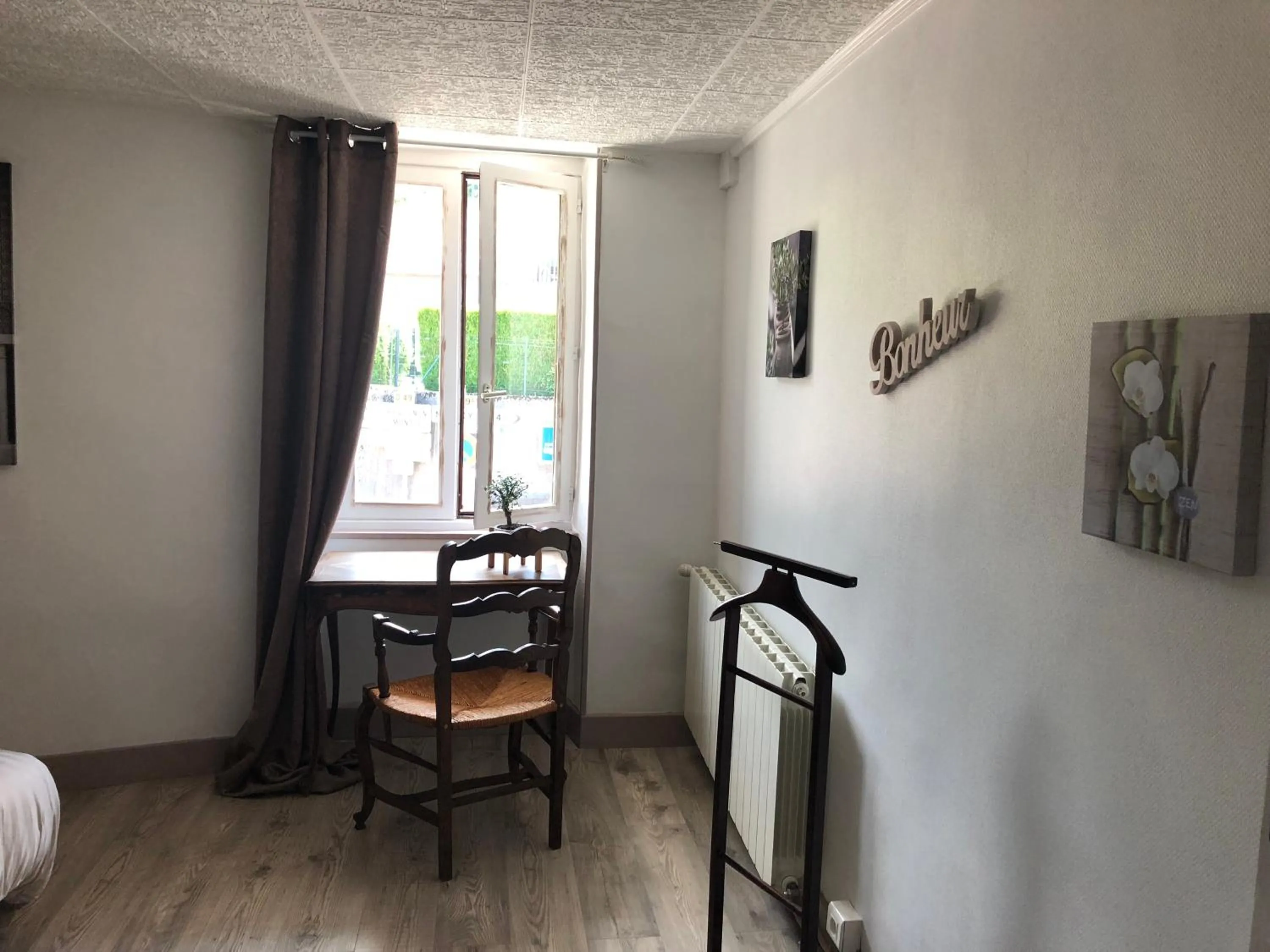 Dining Area in Chambre Bonheur