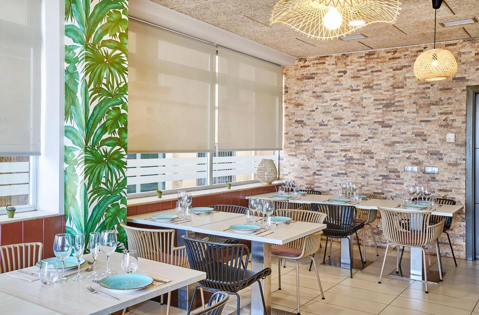 Restaurant/places to eat in URH Excelsior