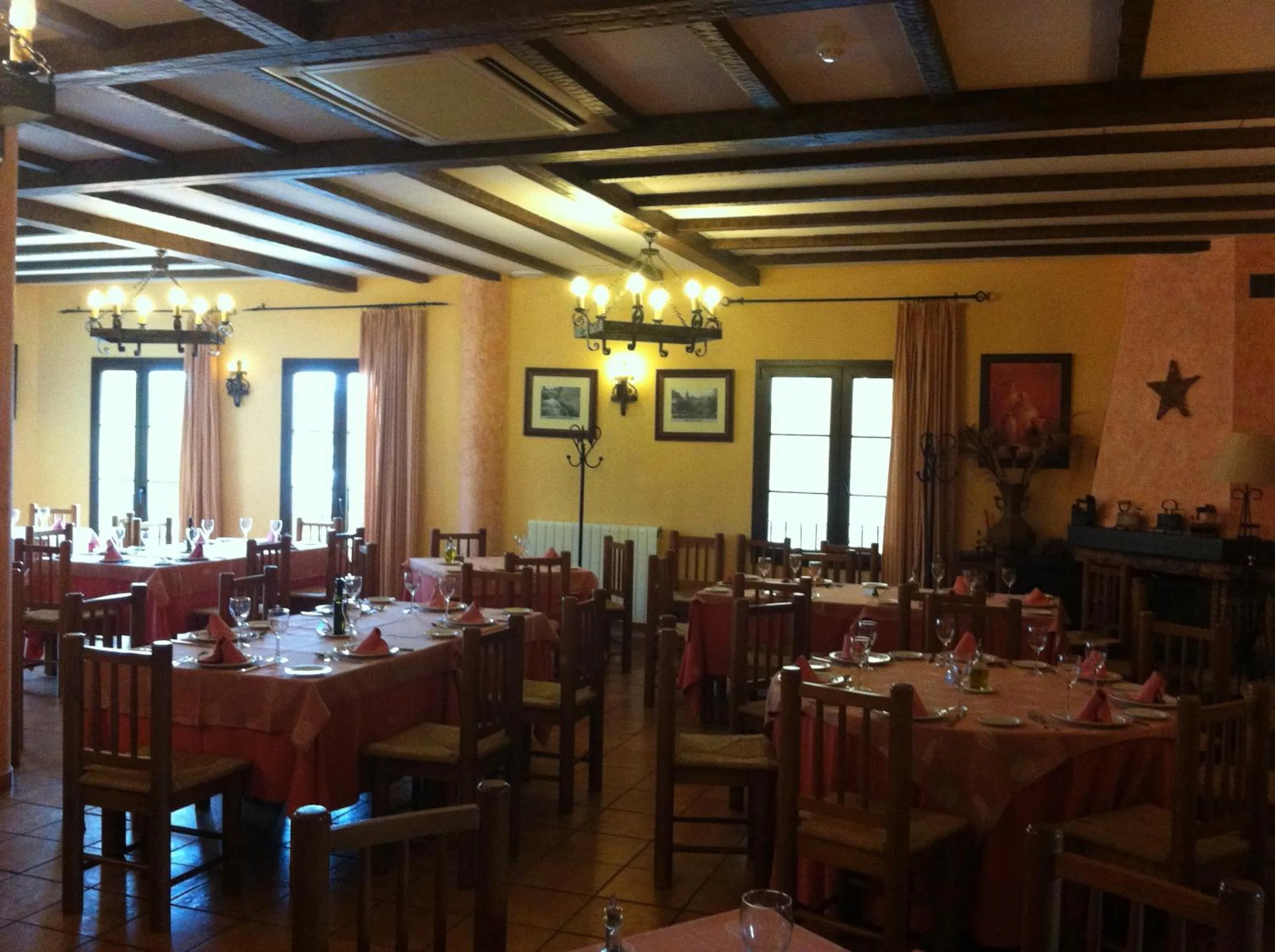 Restaurant/places to eat in Hotel Rural Llano Piña