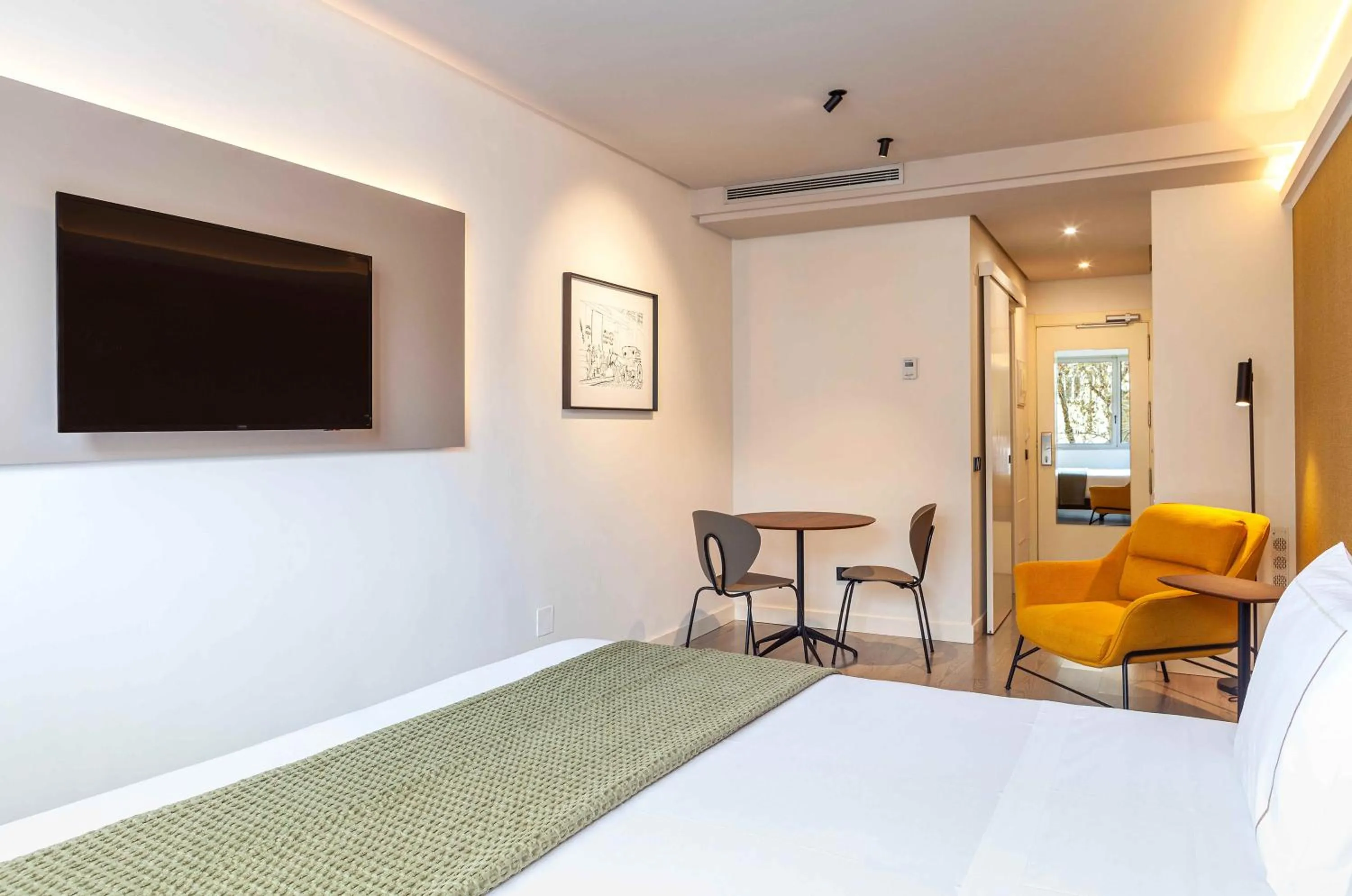 Photo of the whole room, Bed in Suites Viena Plaza de España