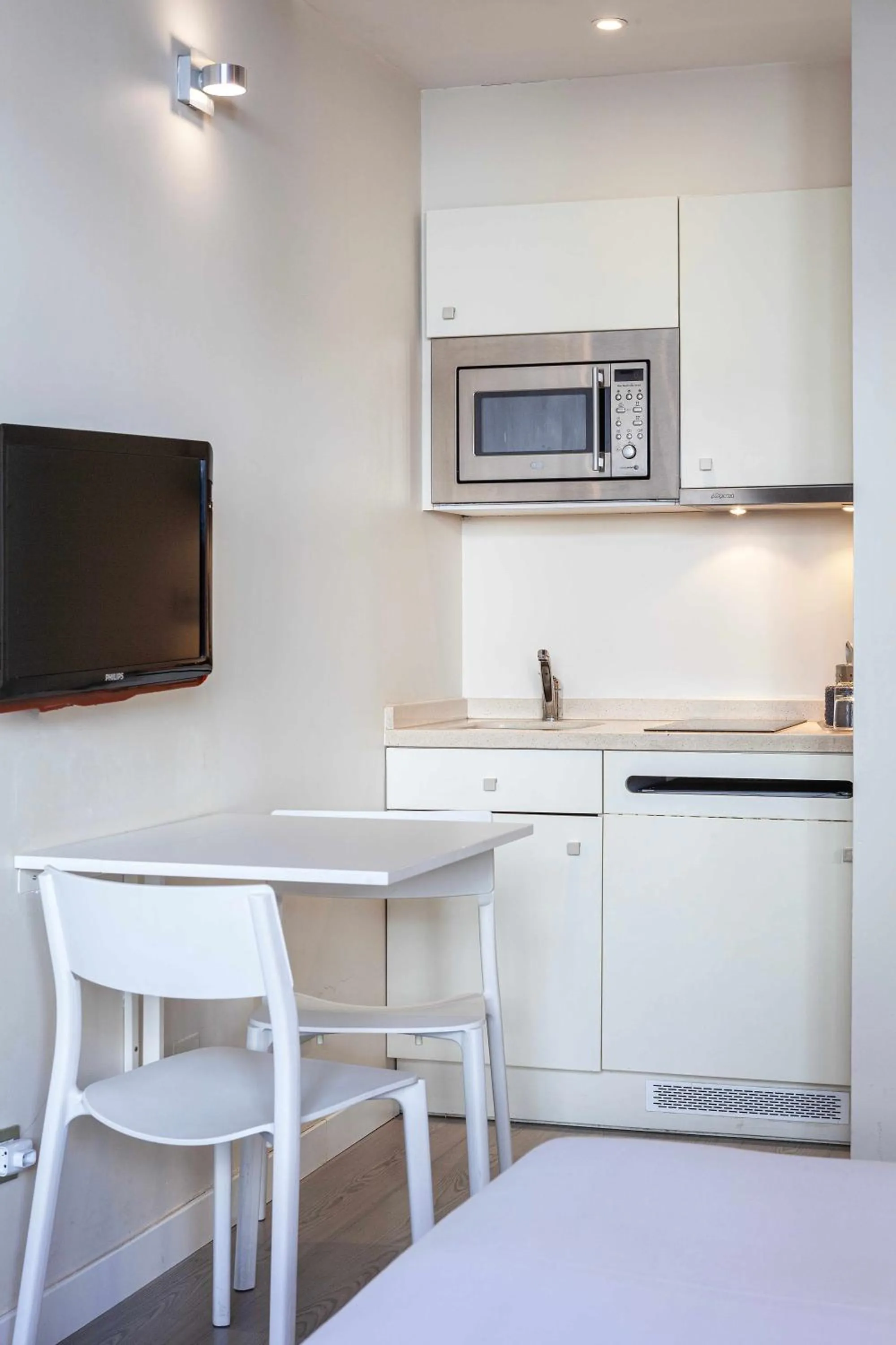 Kitchen or kitchenette in Suites Viena Plaza de España