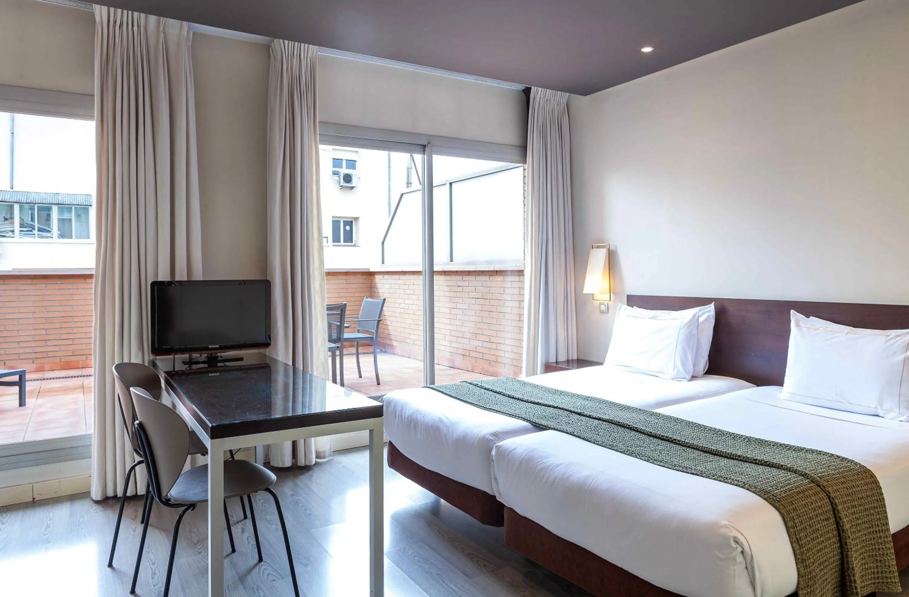 Photo of the whole room, Bed in Suites Viena Plaza de España