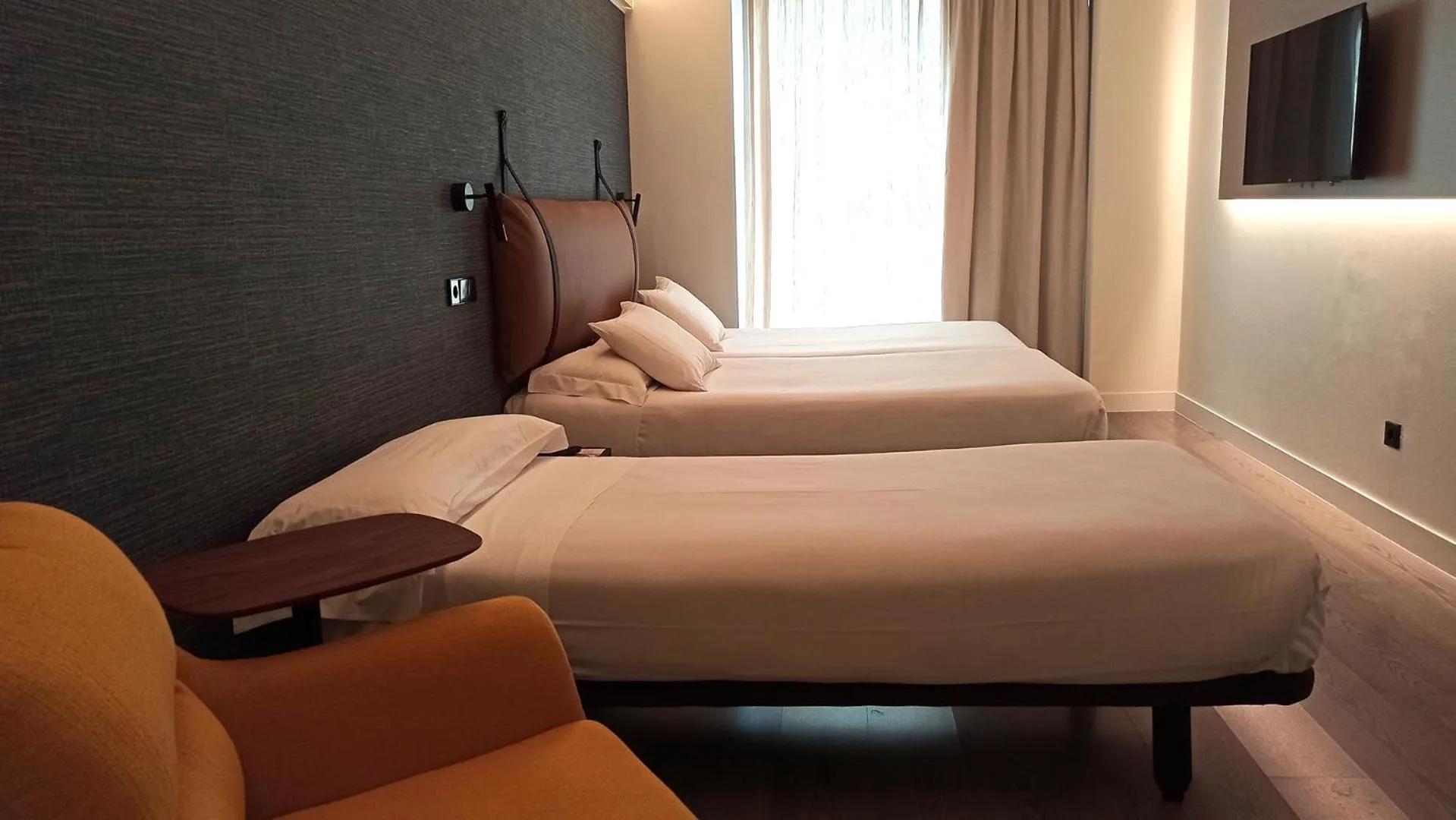 Photo of the whole room, Bed in Suites Viena Plaza de España