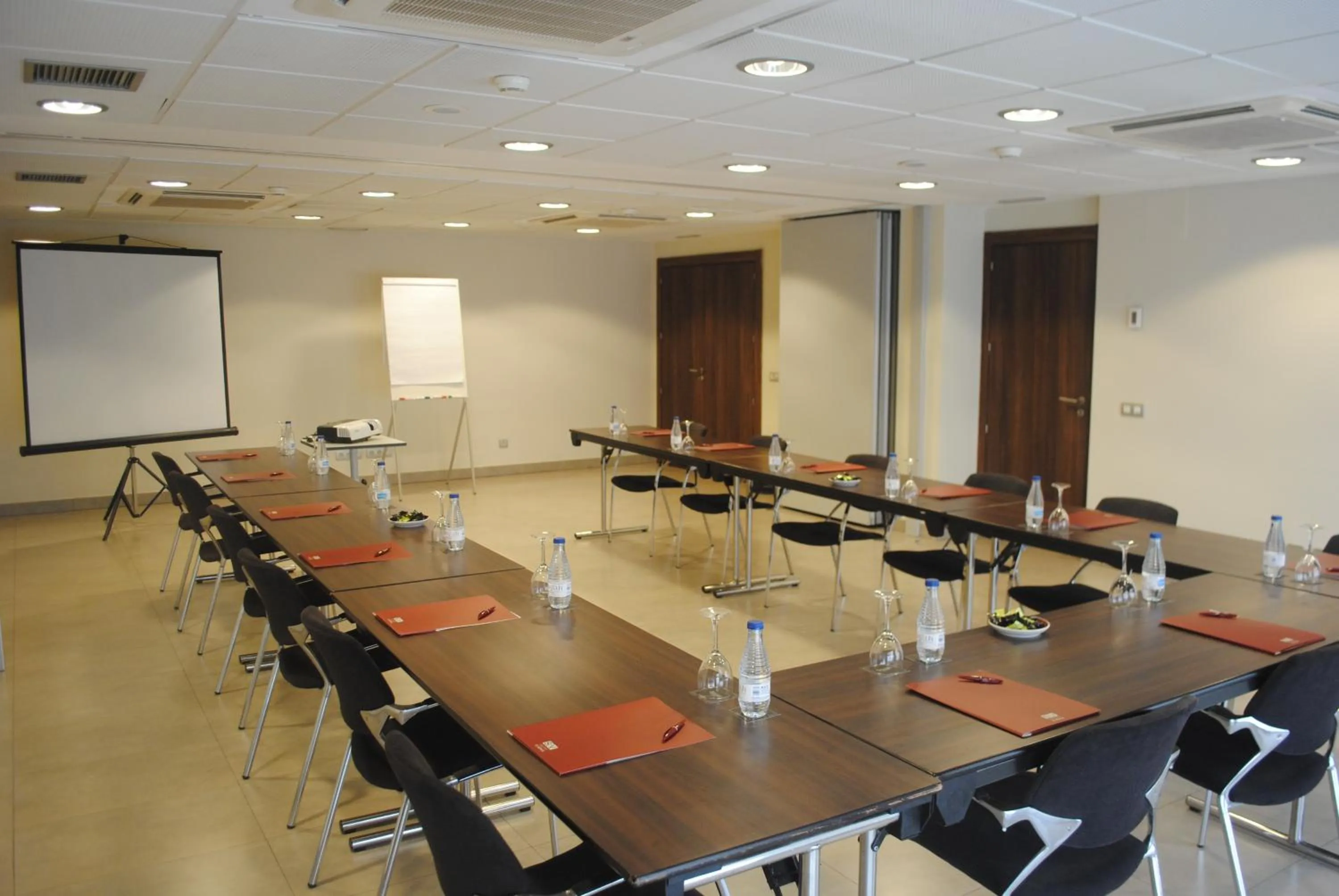 Meeting/conference room in Suites Viena Plaza de España