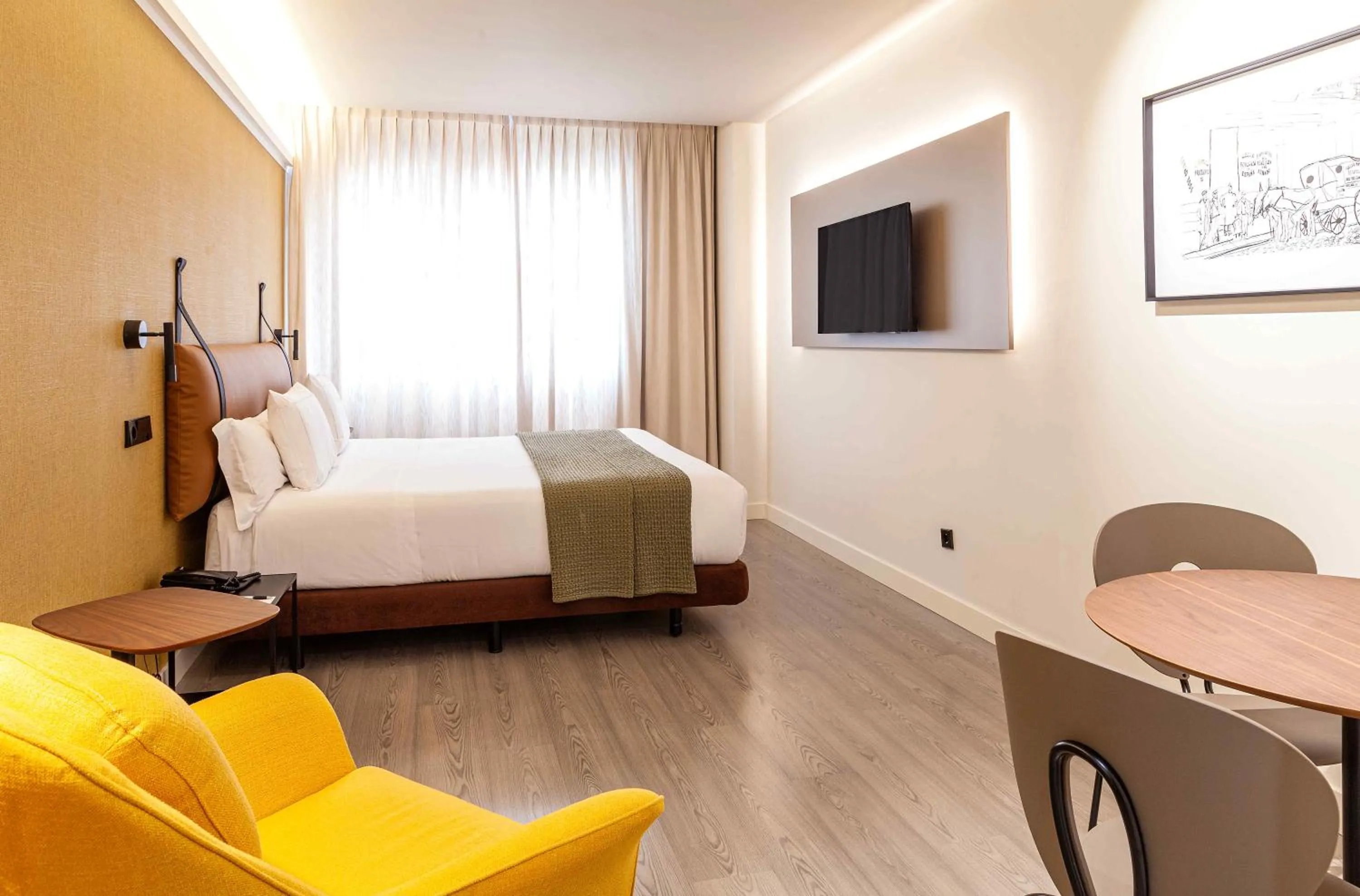 Photo of the whole room, Bed in Suites Viena Plaza de España