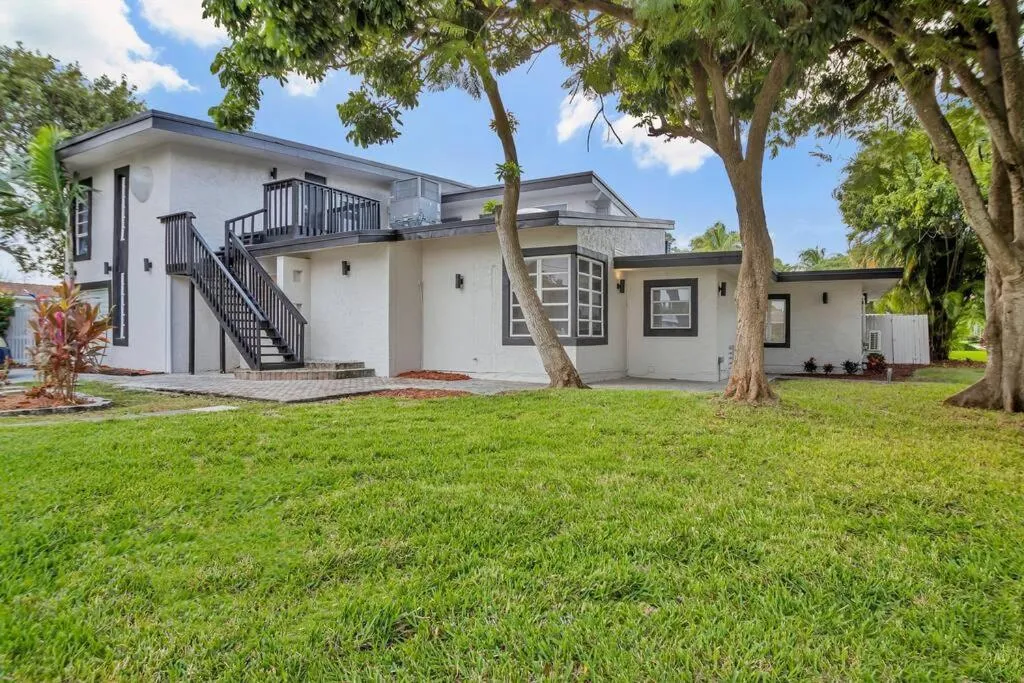 Stunning 2 Story Villa with Pool