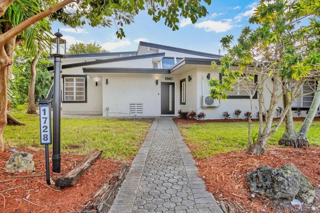 Stunning 2 Story Villa with Pool