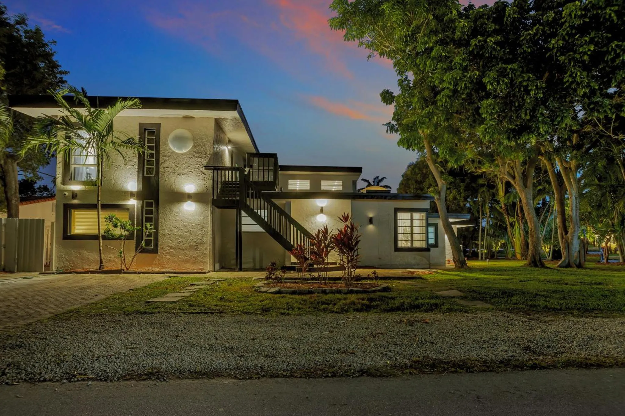 Stunning 2 Story Villa with Pool