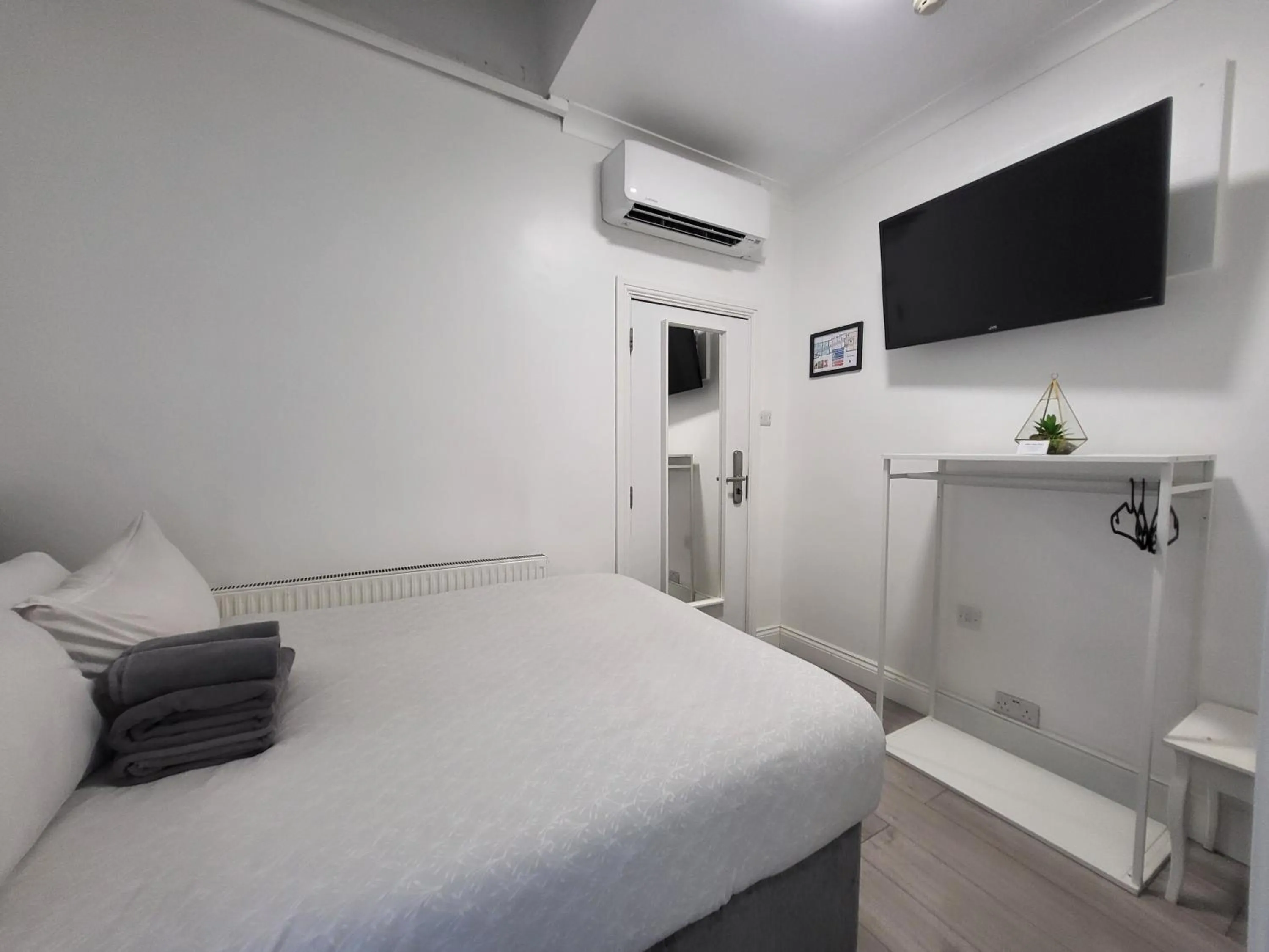 Photo of the whole room, Bed in Abbey Point Hotel