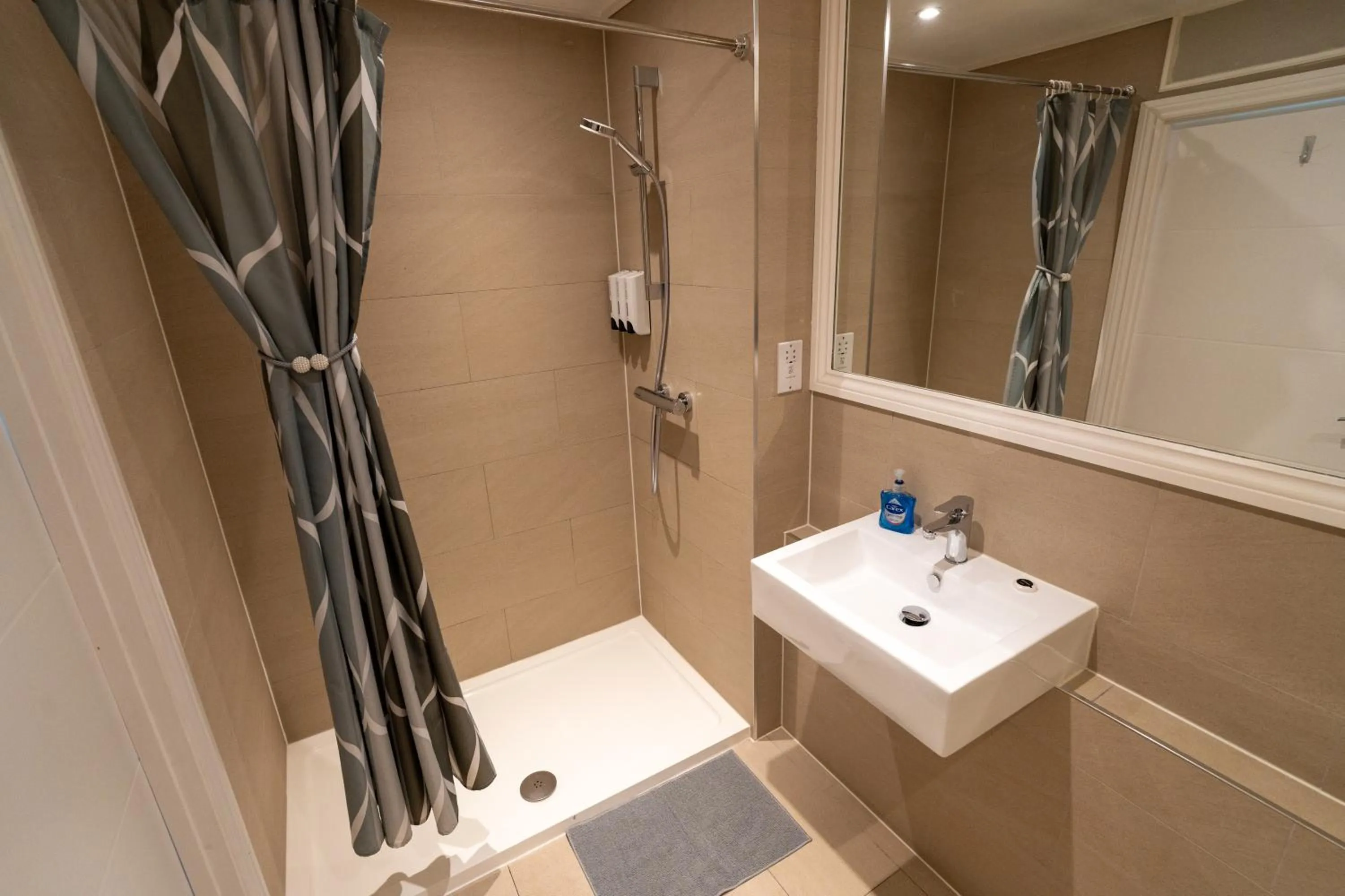 Shower in Abbey Point Hotel