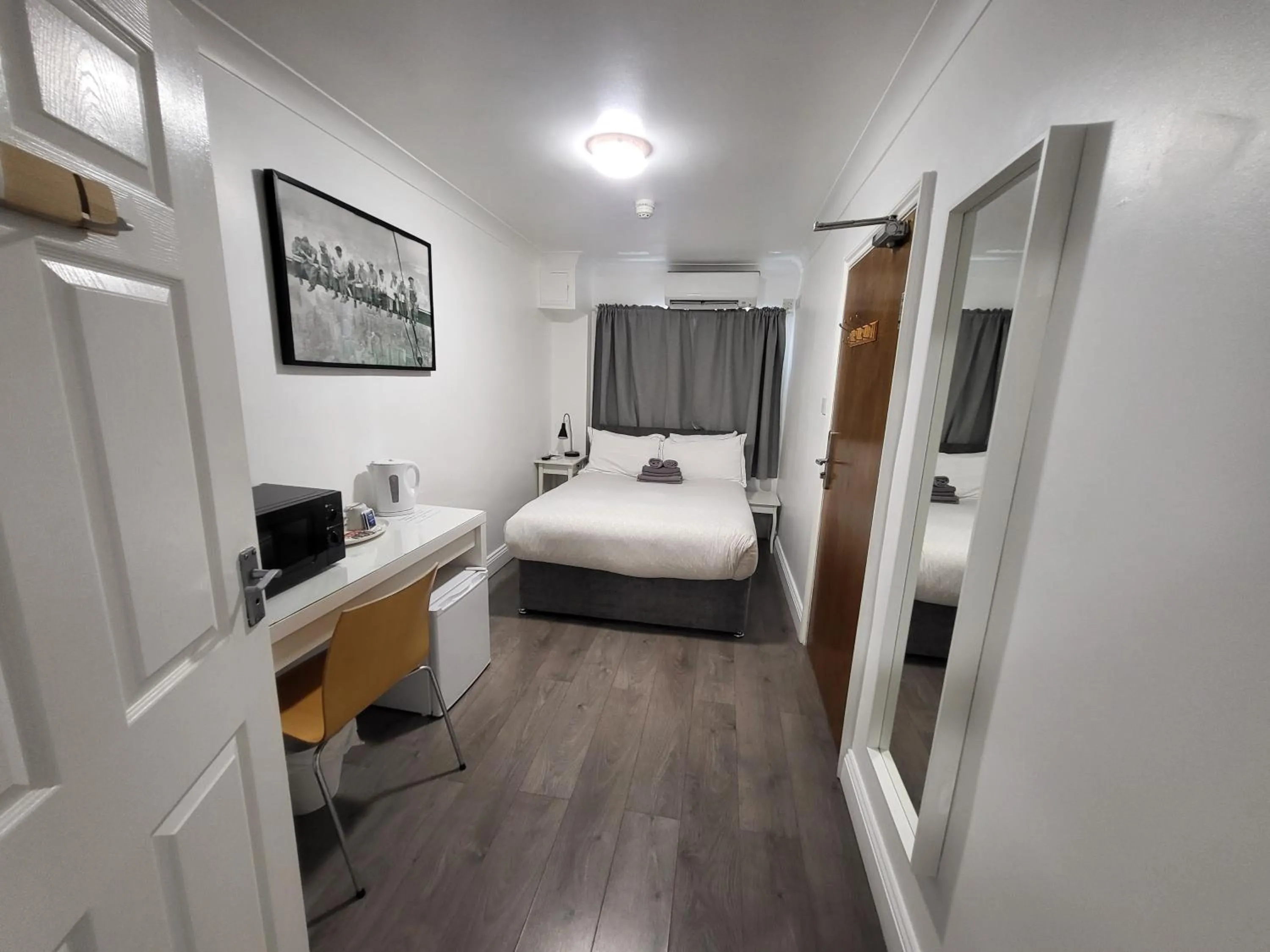 Bedroom, Bed in Abbey Point Hotel