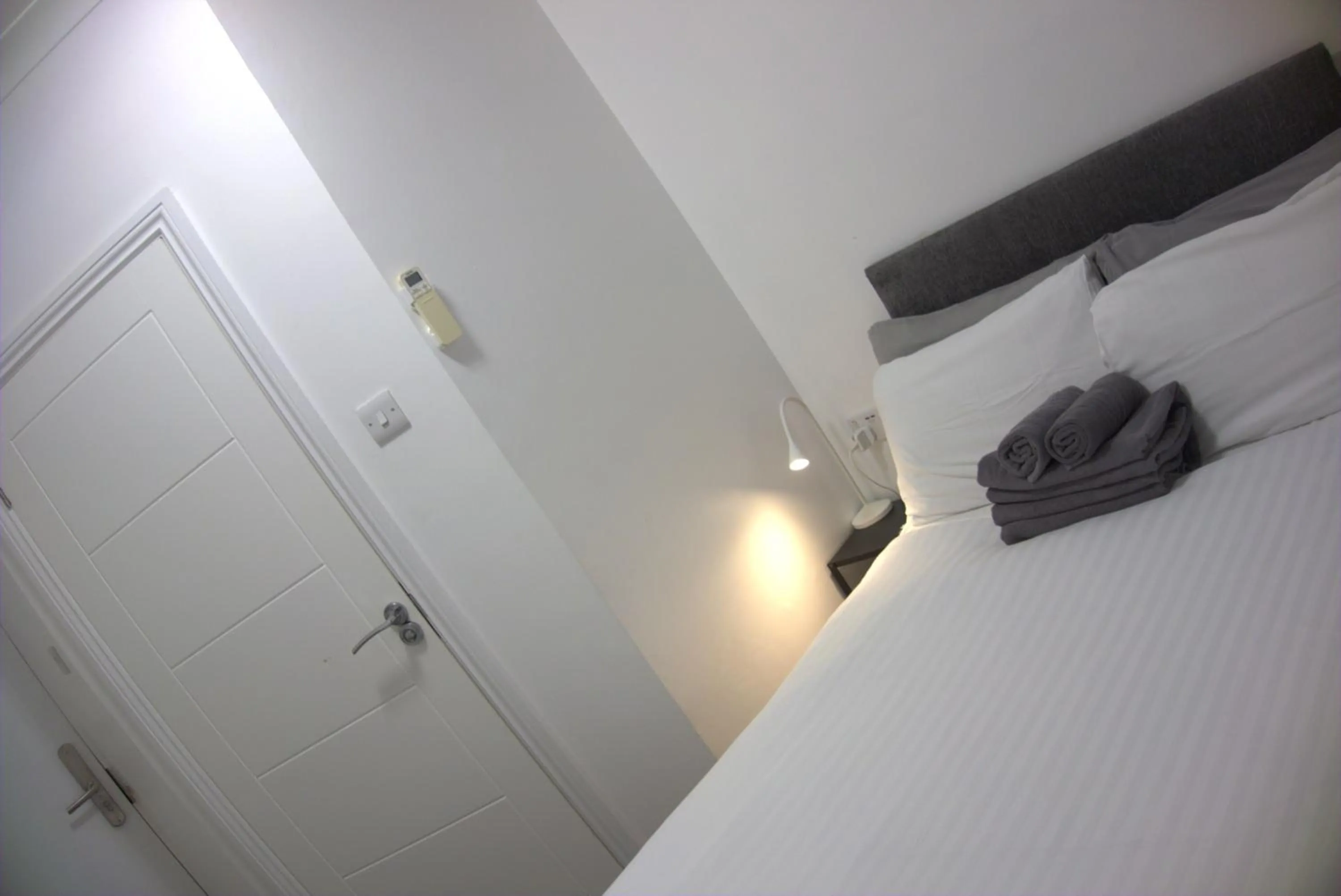 Photo of the whole room, Bed in Abbey Point Hotel