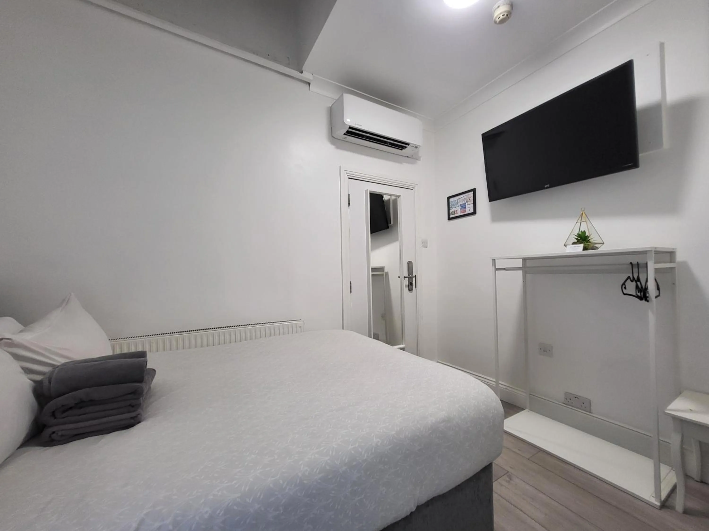 Photo of the whole room, Bed in Abbey Point Hotel