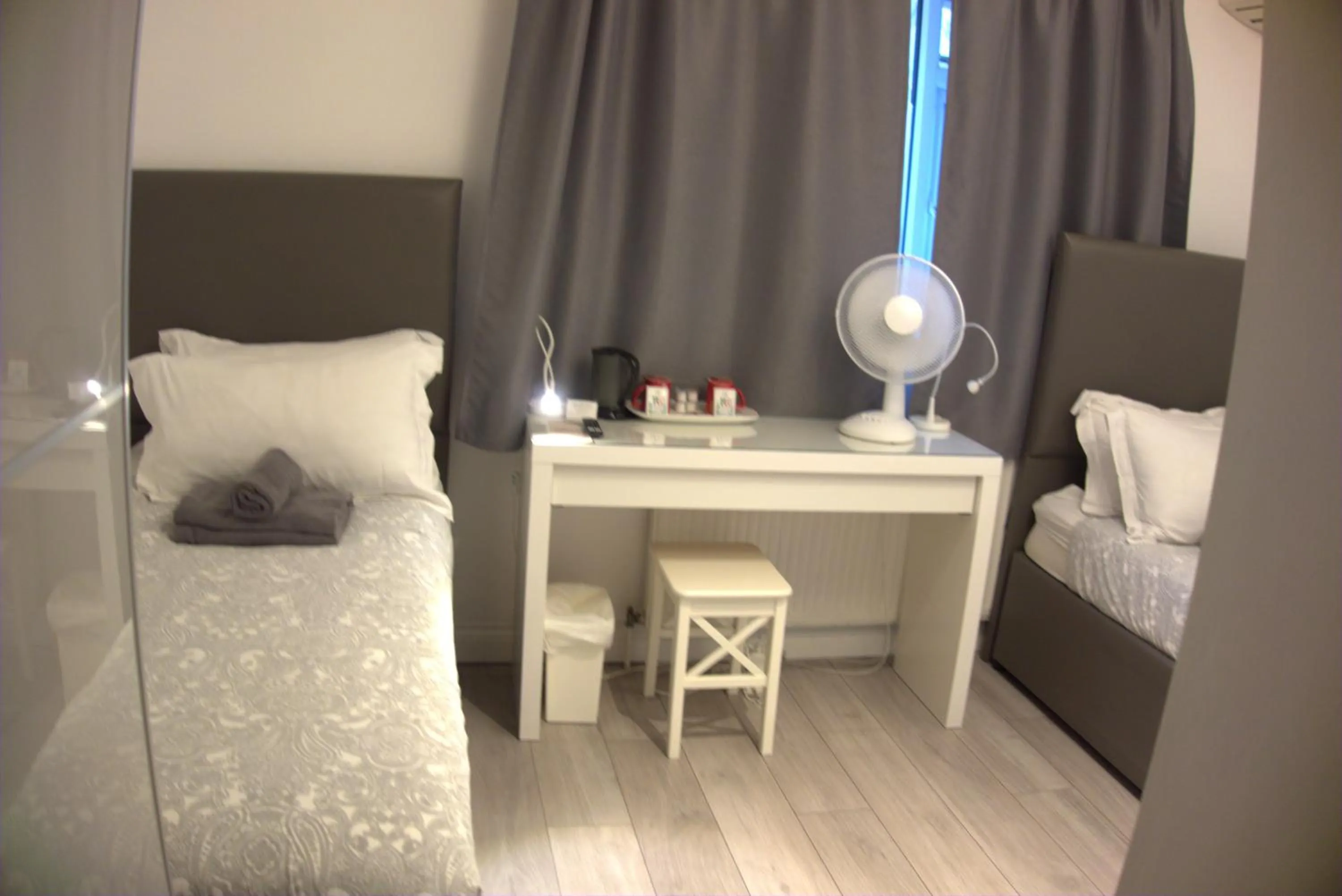 Bedroom, Bed in Abbey Point Hotel