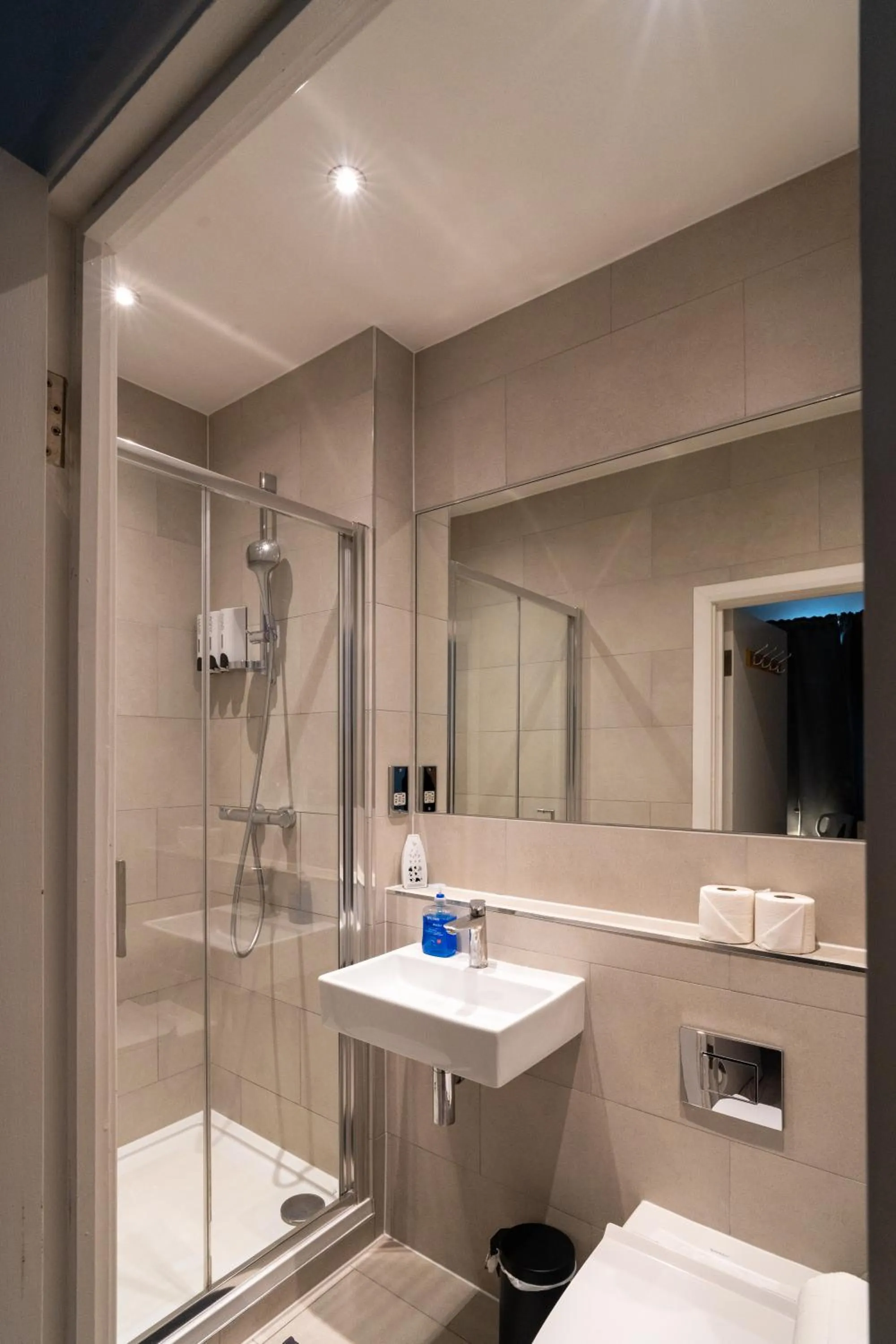 Shower in Abbey Point Hotel