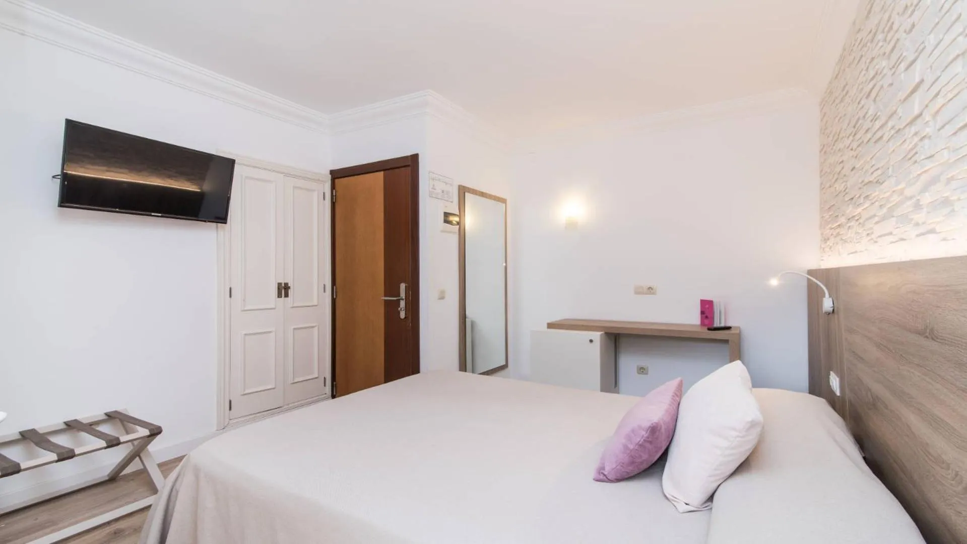 Photo of the whole room, Bed in Hotel Na Taconera